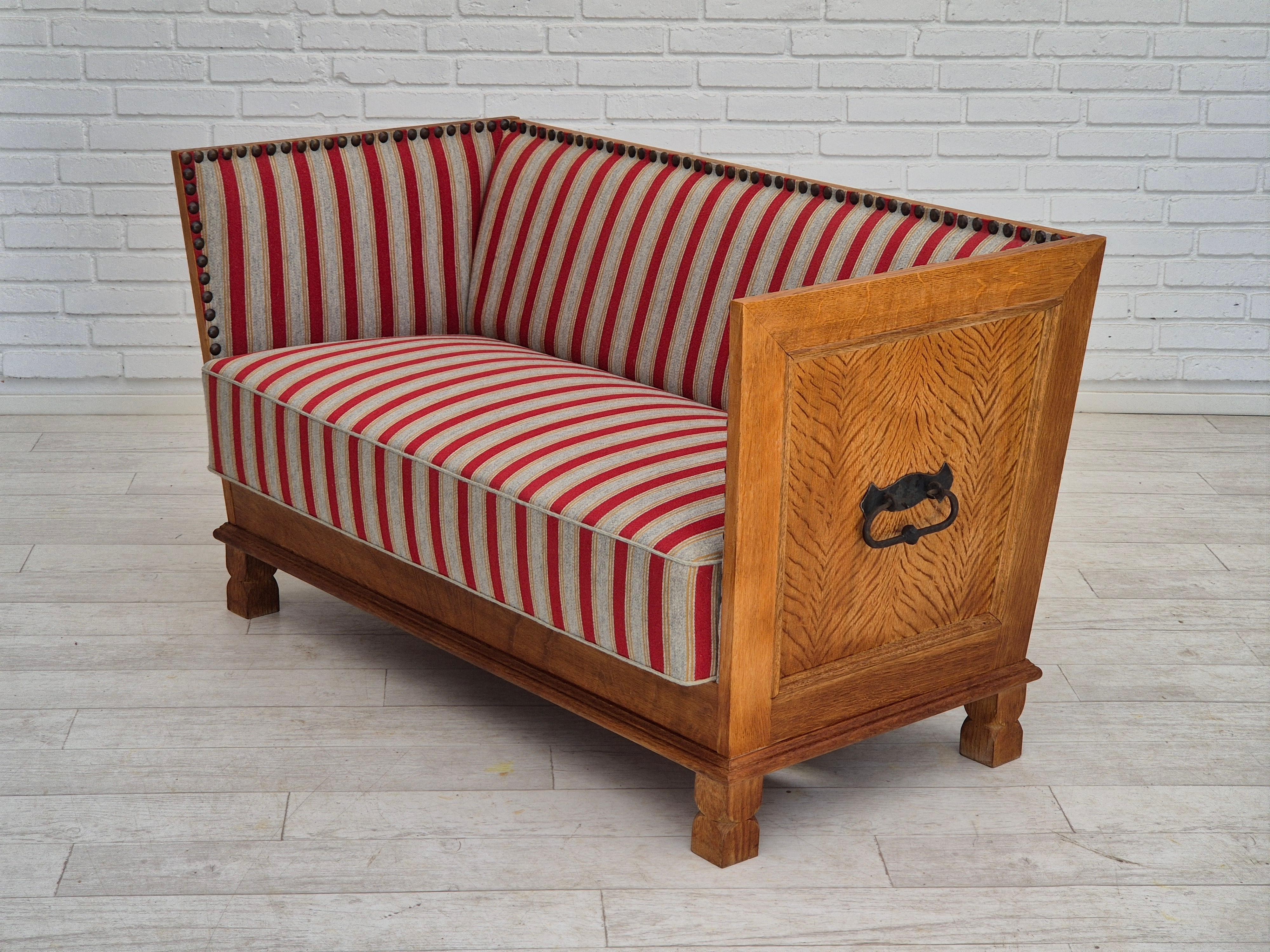 1960er Jahre, Dänisches 2-Sitzer-Sofa, Möbelwolle, Eichenholz, Orginalzustand. im Angebot 4