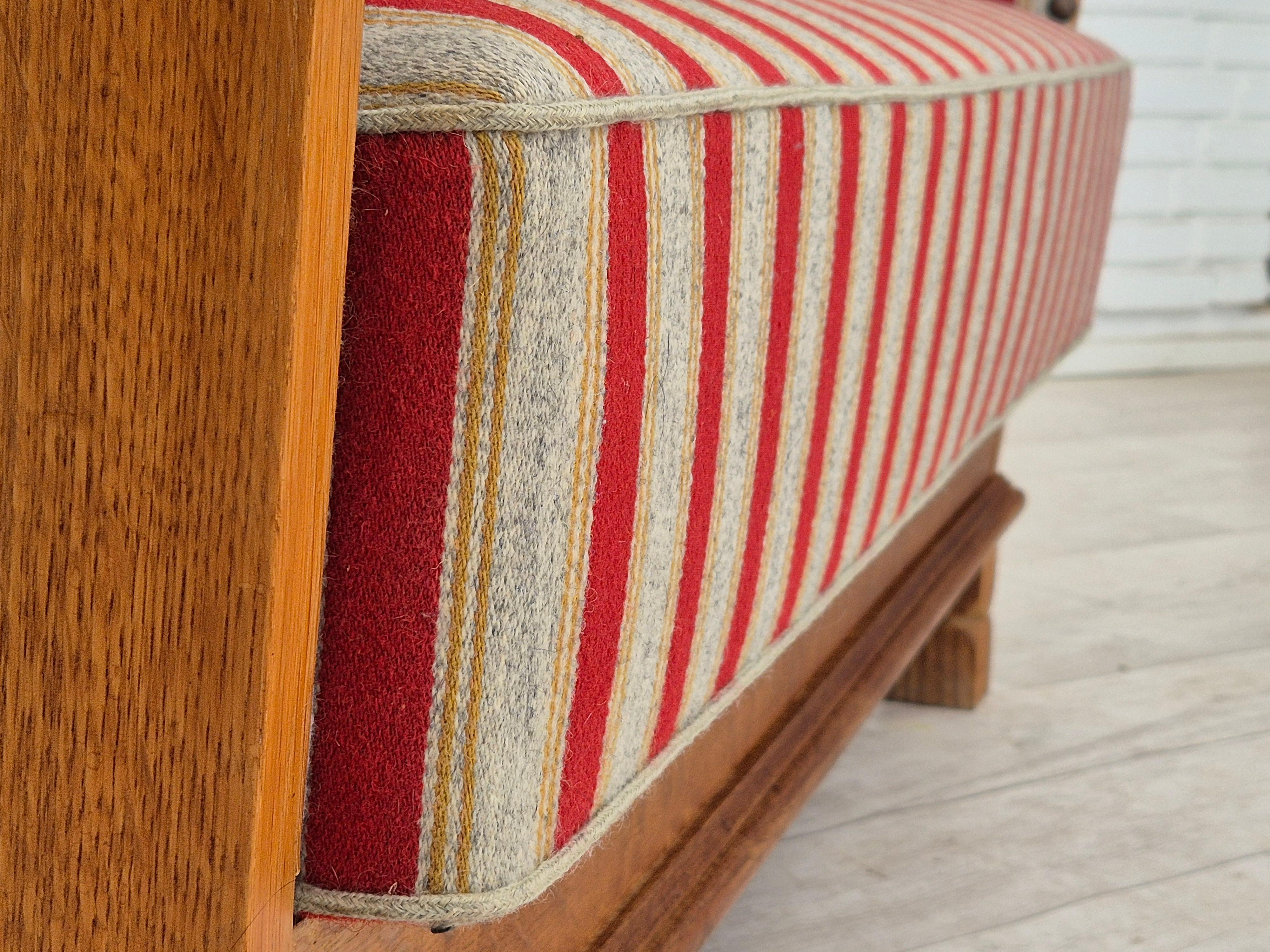 1960er Jahre, Dänisches 2-Sitzer-Sofa, Möbelwolle, Eichenholz, Orginalzustand. im Angebot 12