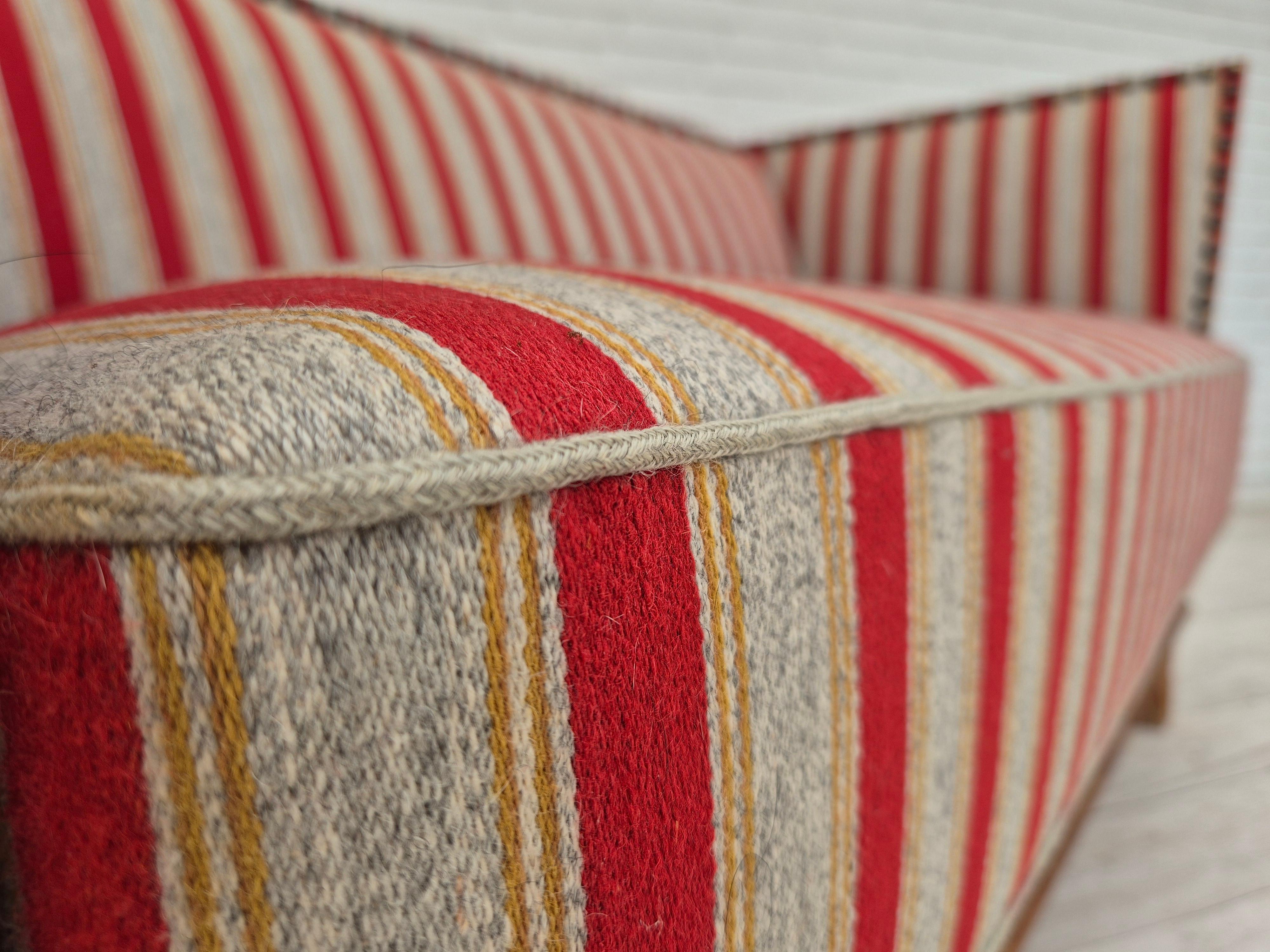 1960er Jahre, Dänisches 2-Sitzer-Sofa, Möbelwolle, Eichenholz, Orginalzustand. im Angebot 13