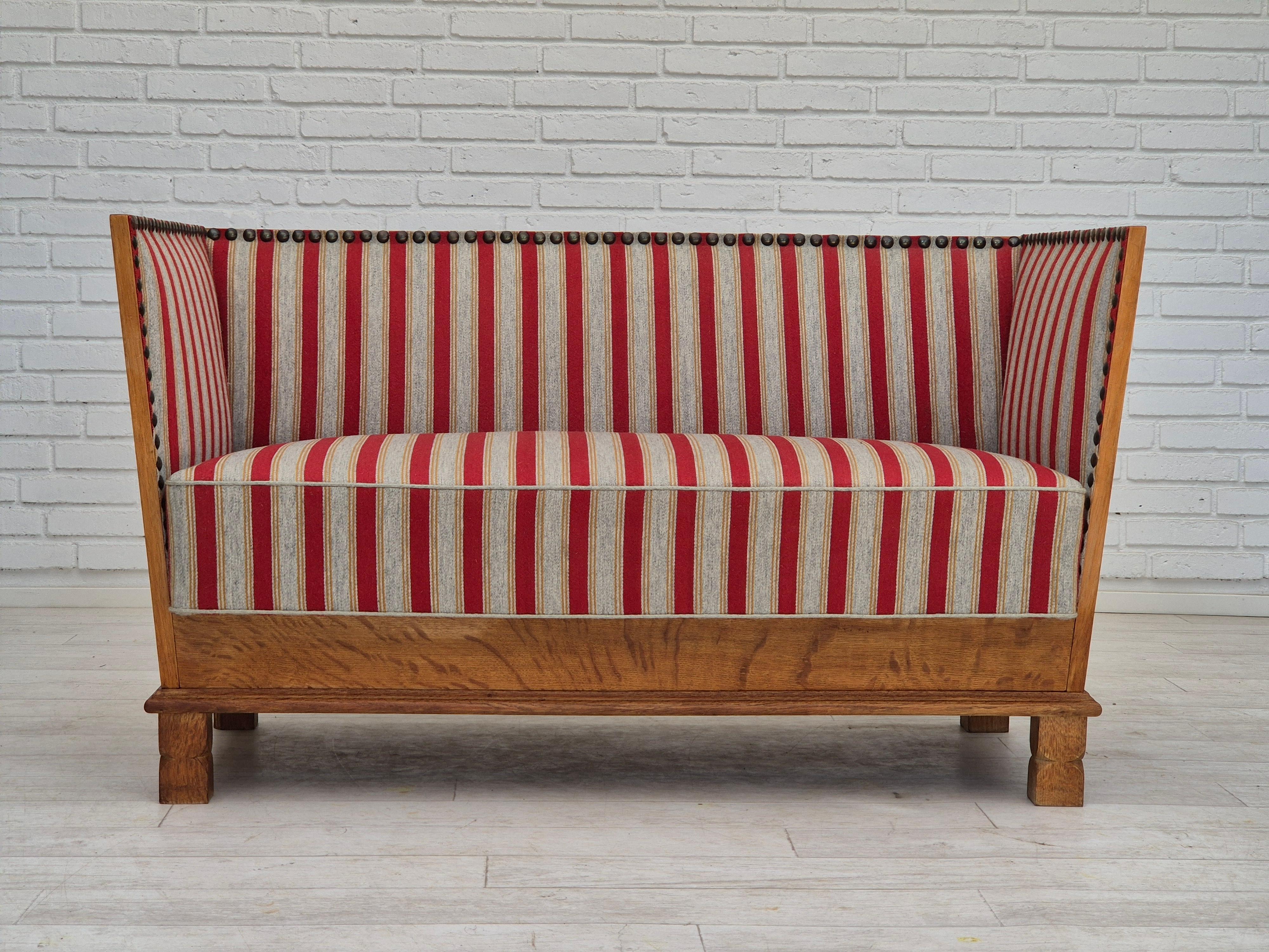 1950er Jahre, dänisches 2-Sitzer-Sofa in sehr gutem Originalzustand: keine Gerüche, keine Flecken, stabile Konstruktion. Hellgrau/roter Möbelwollstoff. Massives Eichenholz, Federn in der Sitzfläche. Hergestellt von einem dänischen Möbelhersteller in