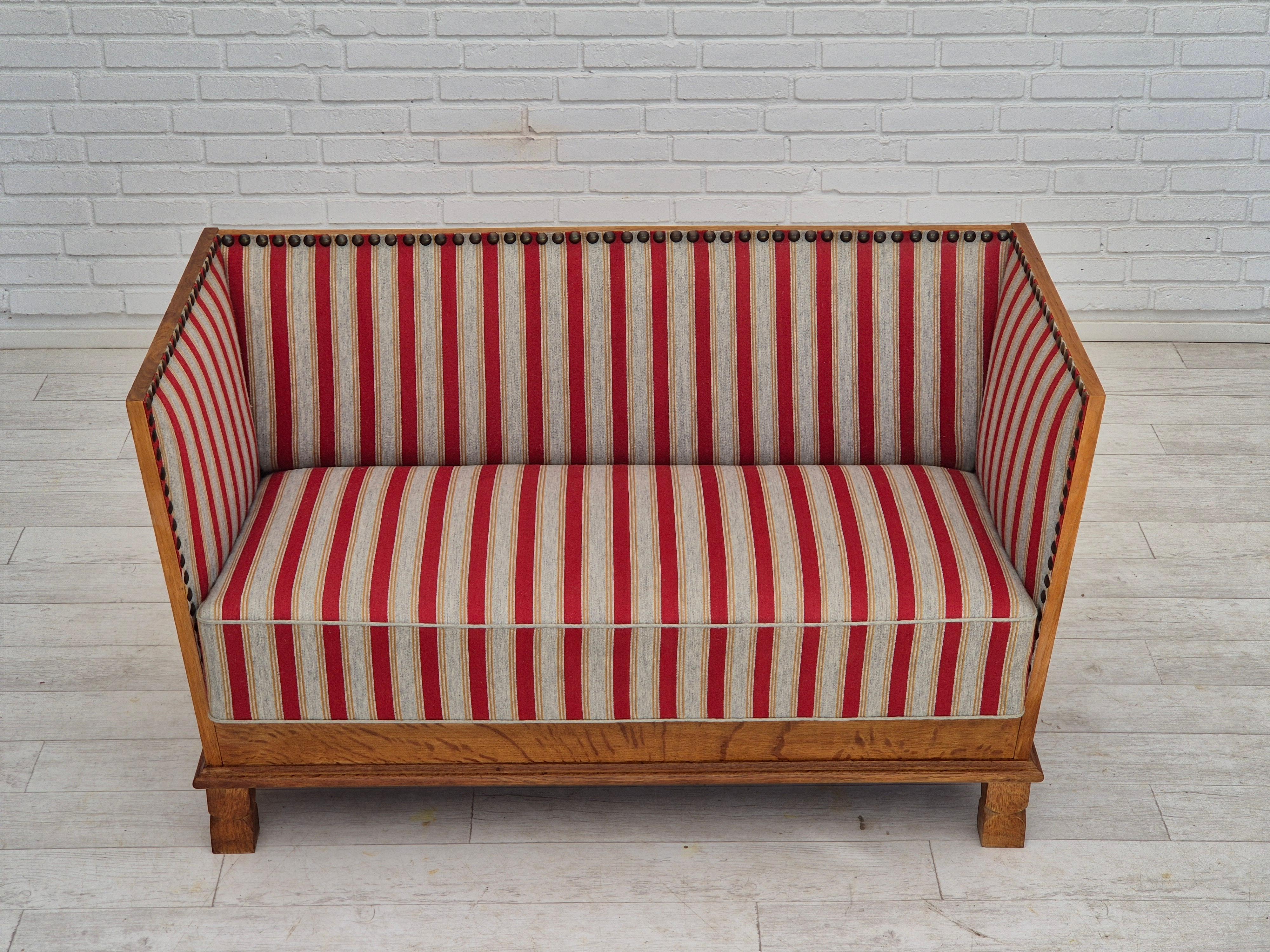1960er Jahre, Dänisches 2-Sitzer-Sofa, Möbelwolle, Eichenholz, Orginalzustand. (Skandinavische Moderne) im Angebot