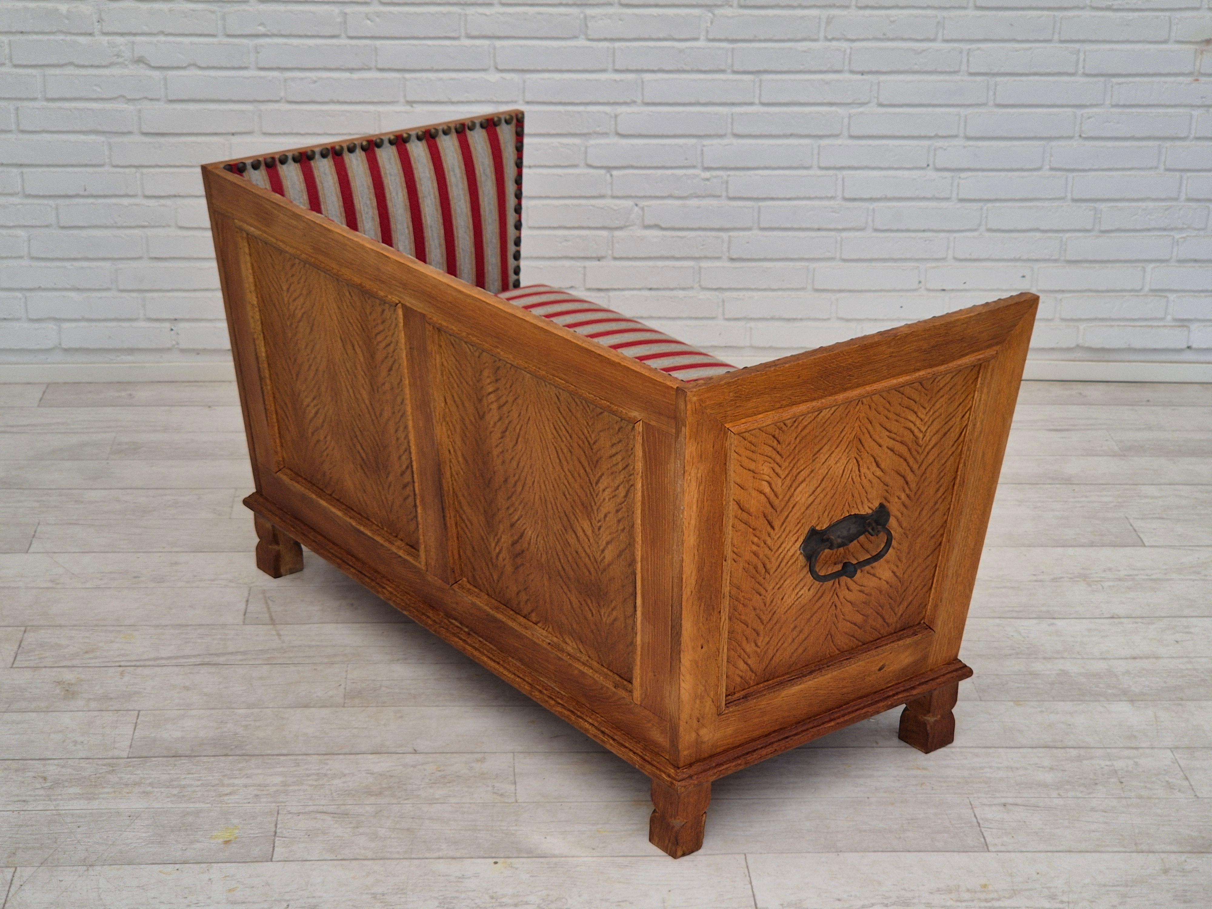 1960er Jahre, Dänisches 2-Sitzer-Sofa, Möbelwolle, Eichenholz, Orginalzustand. (Mitte des 20. Jahrhunderts) im Angebot