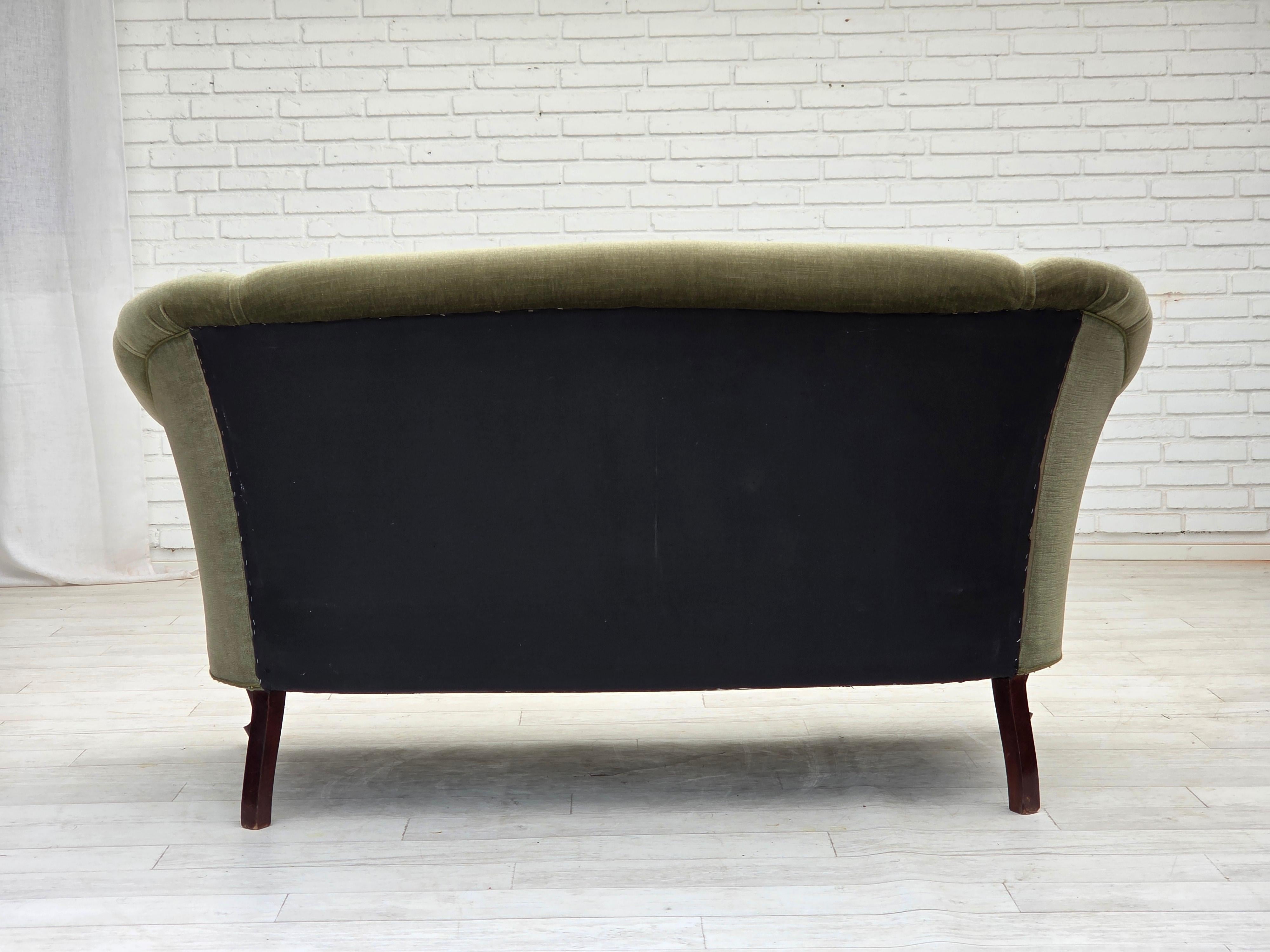 Anni '60, divano danese a 2 posti, velluto verde da arredamento, legno di faggio. in vendita 3