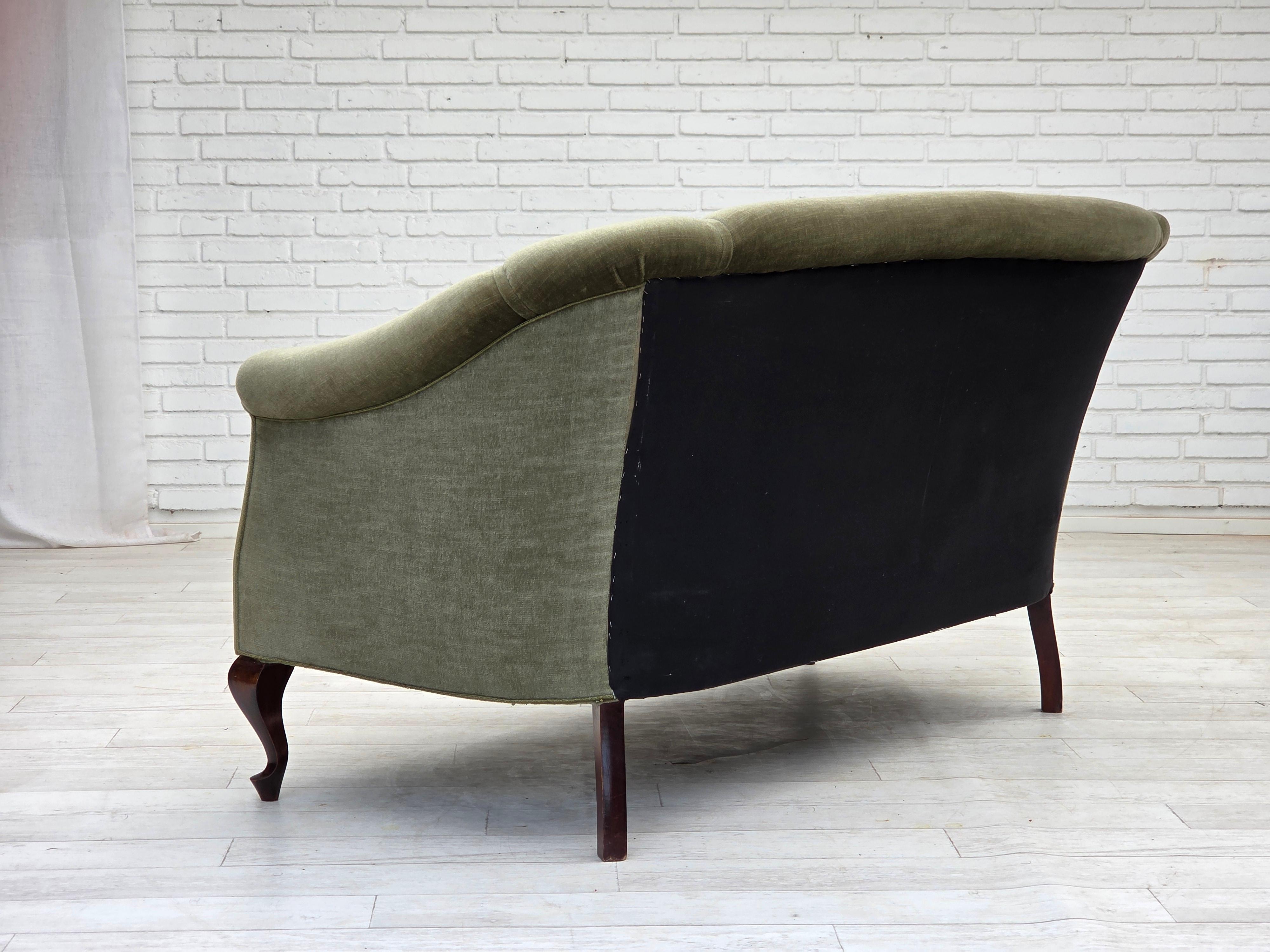 Anni '60, divano danese a 2 posti, velluto verde da arredamento, legno di faggio. in vendita 5