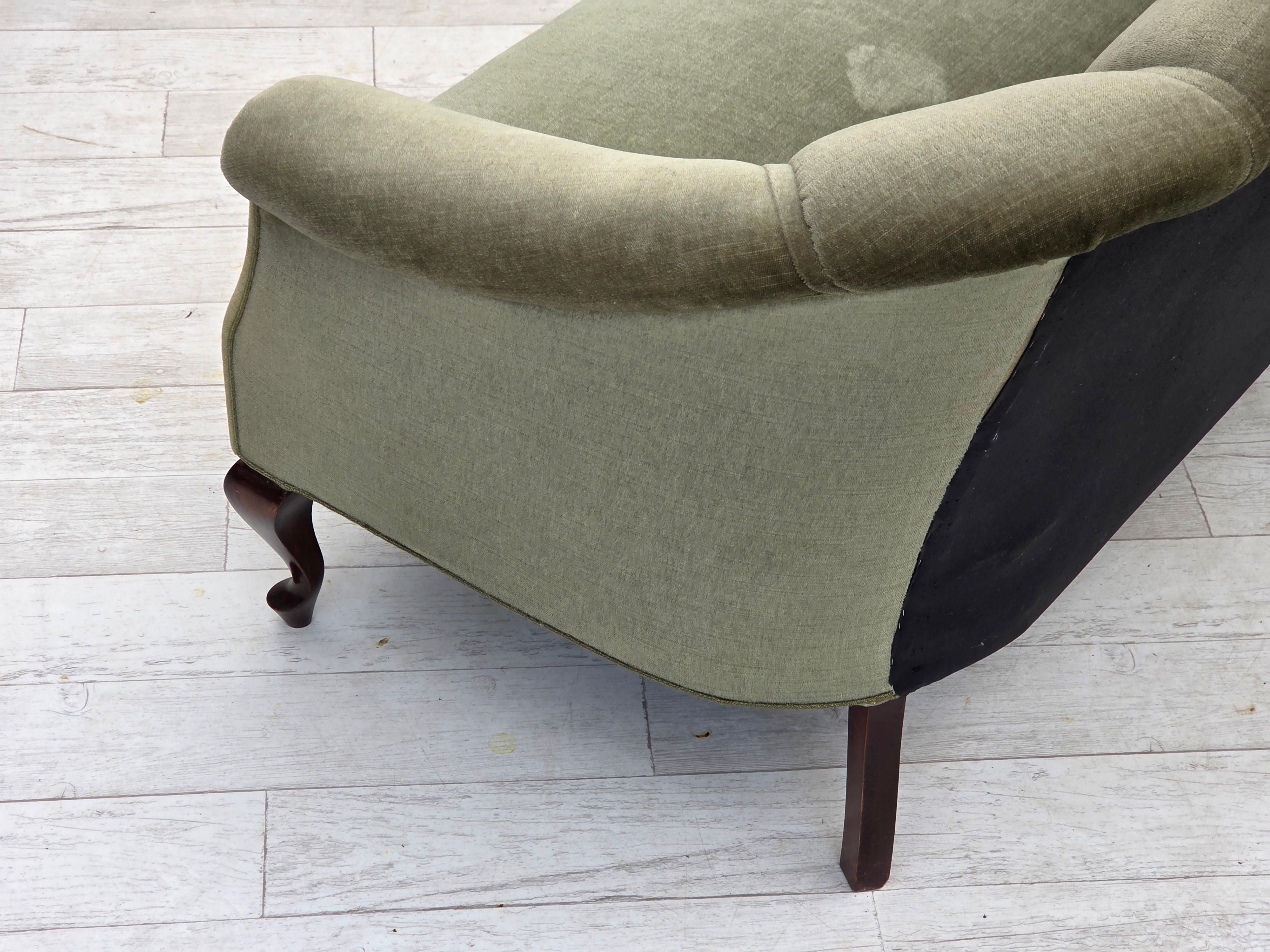 Anni '60, divano danese a 2 posti, velluto verde da arredamento, legno di faggio. in vendita 6