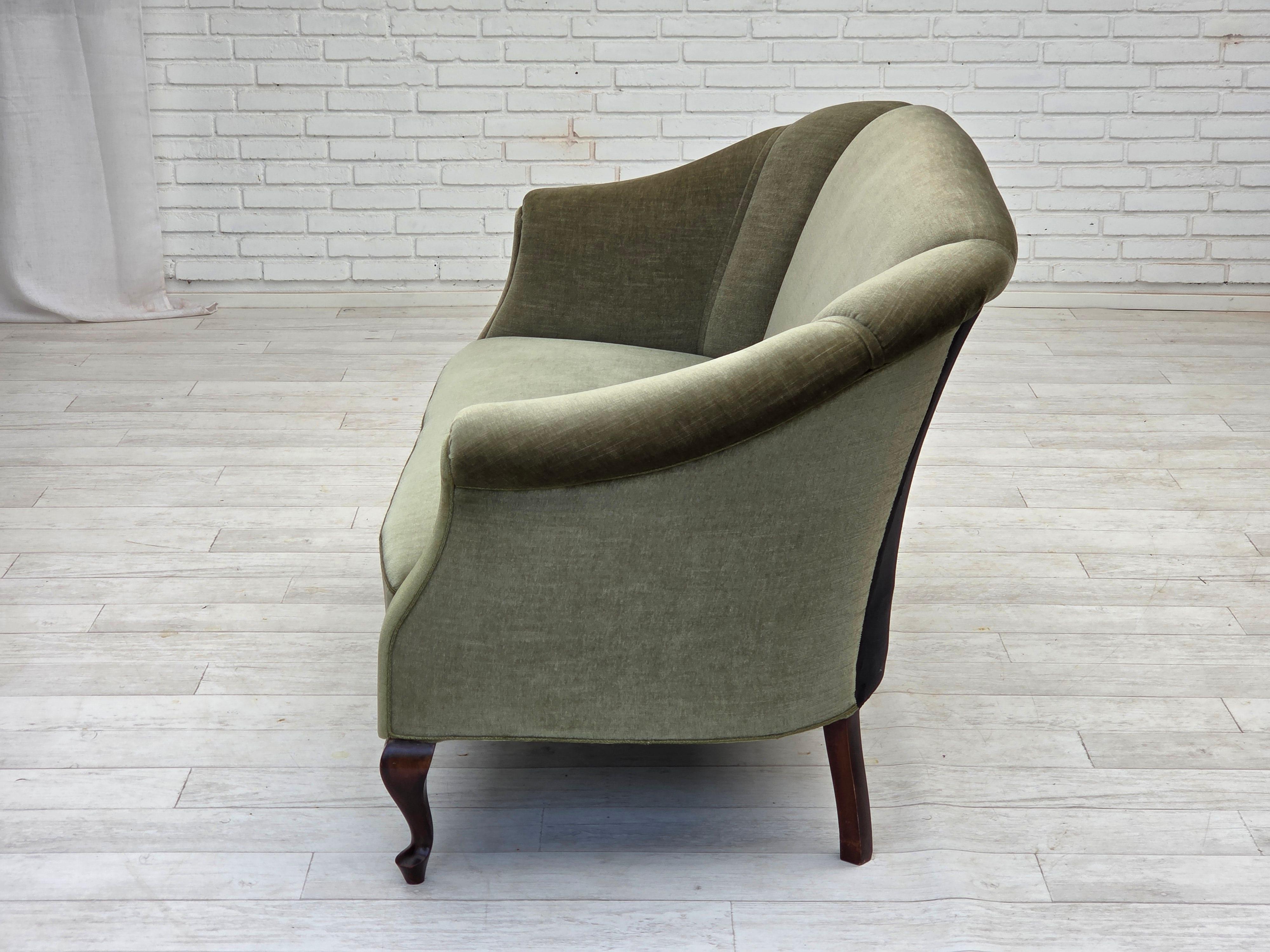 Anni '60, divano danese a 2 posti, velluto verde da arredamento, legno di faggio. in vendita 7