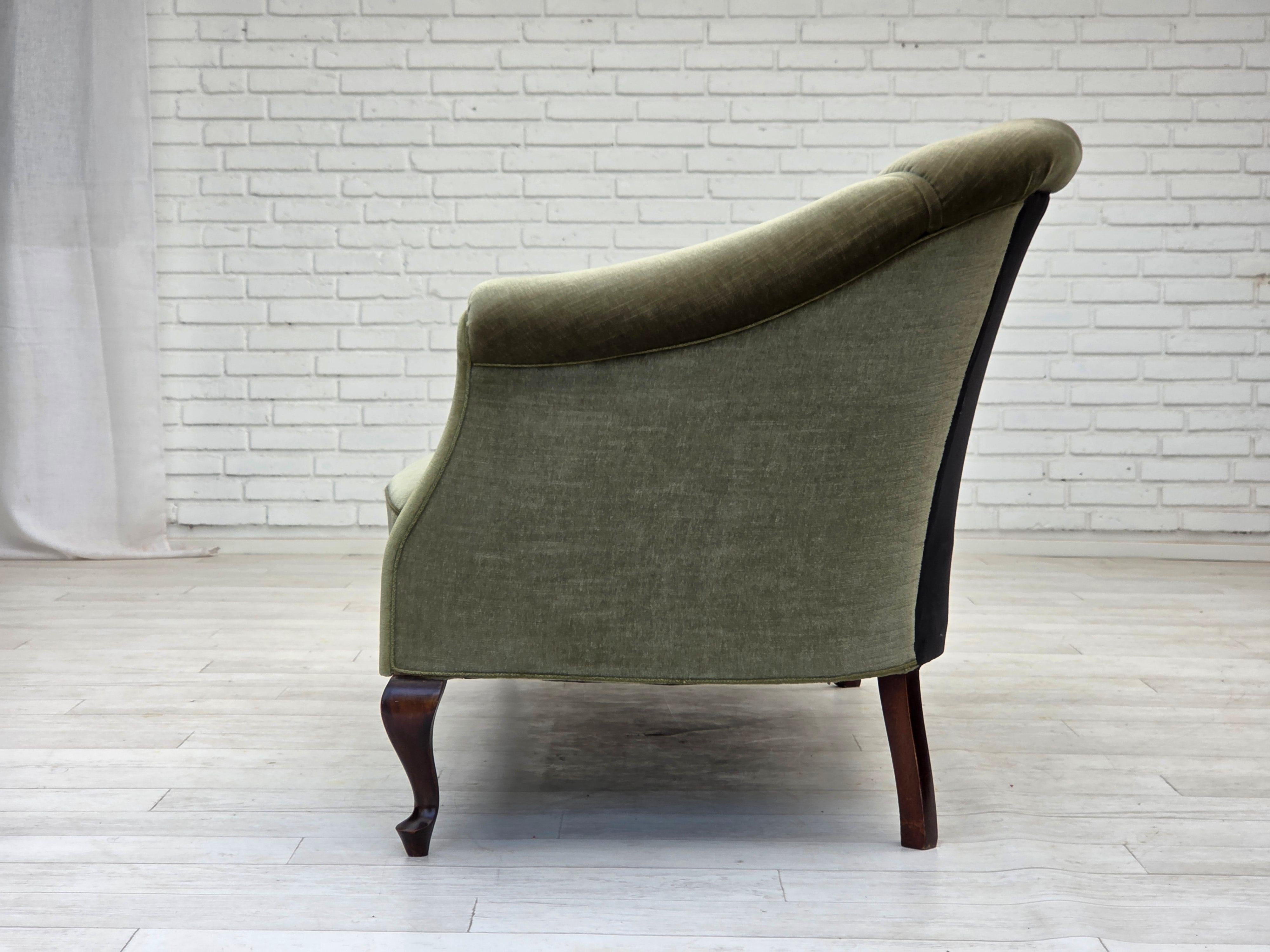 Anni '60, divano danese a 2 posti, velluto verde da arredamento, legno di faggio. in vendita 8