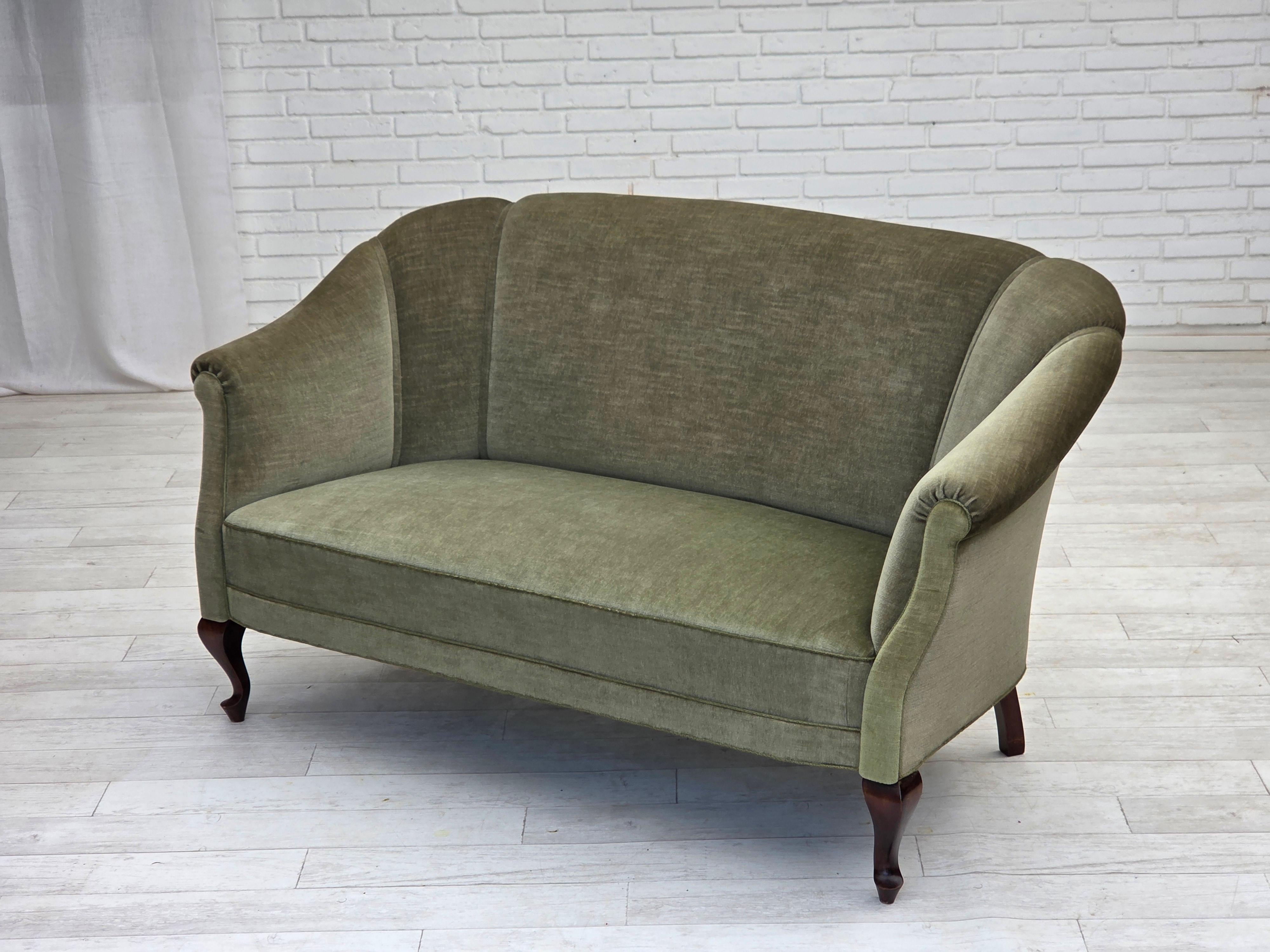 Anni '60, divano danese a 2 posti, velluto verde da arredamento, legno di faggio. in vendita 9