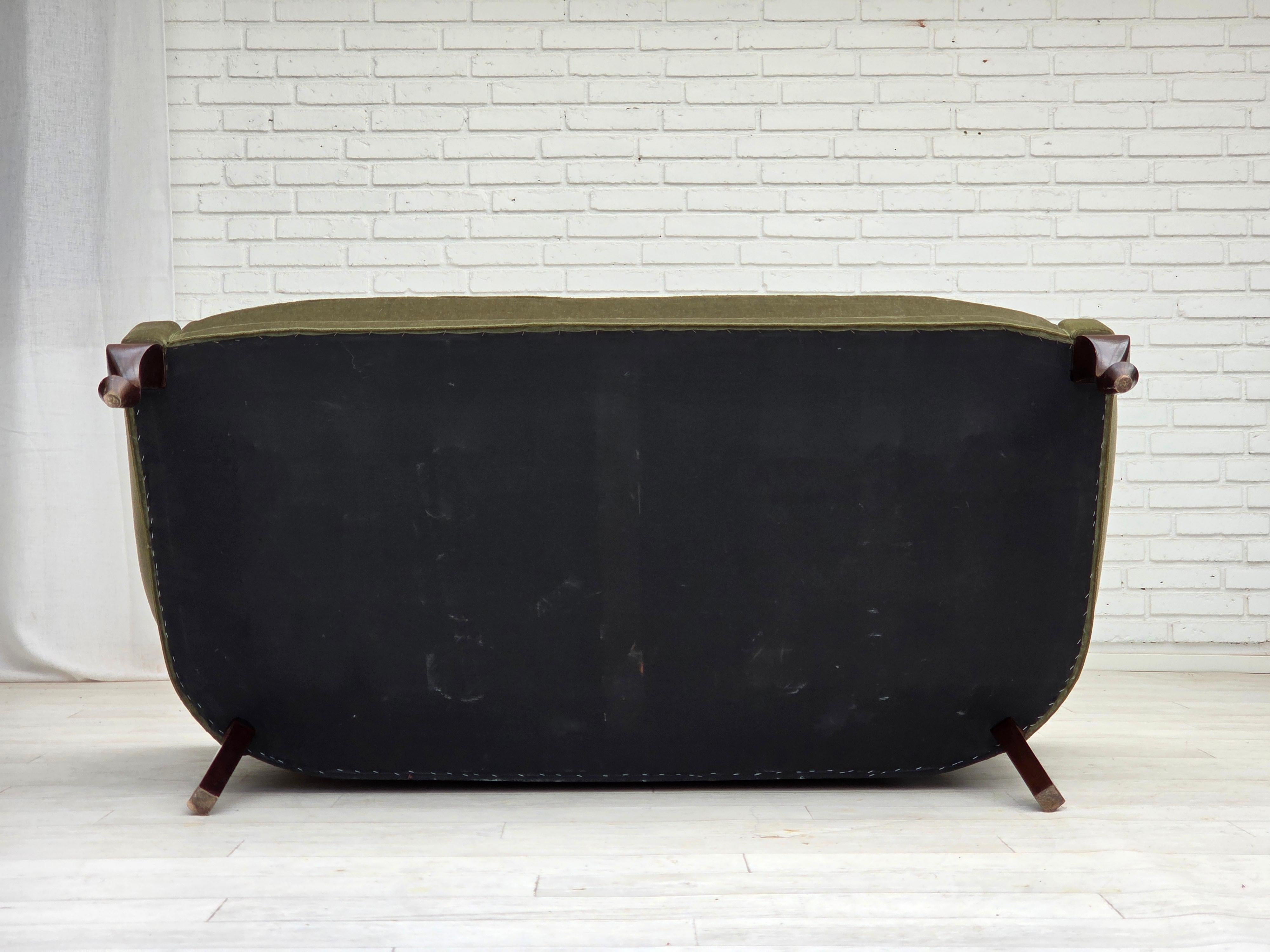 Anni '60, divano danese a 2 posti, velluto verde da arredamento, legno di faggio. in vendita 11