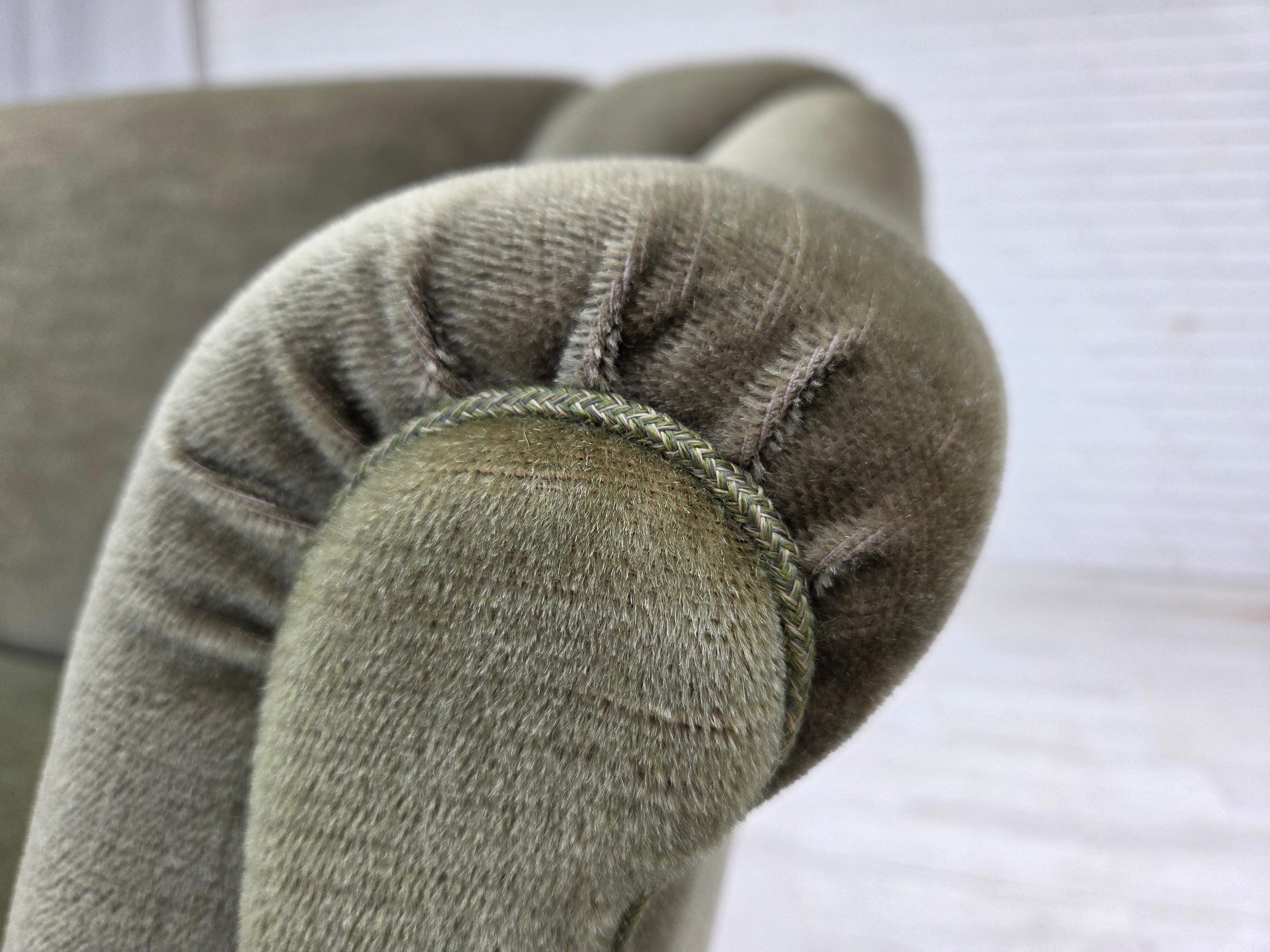 Divano danese a 2 posti degli anni '60. Velluto da arredamento verde, gambe in legno di faggio, molle in ottone nella seduta. Condizioni originali molto buone: nessun odore, nessuna macchia e struttura stabile. Prodotto da un produttore di mobili