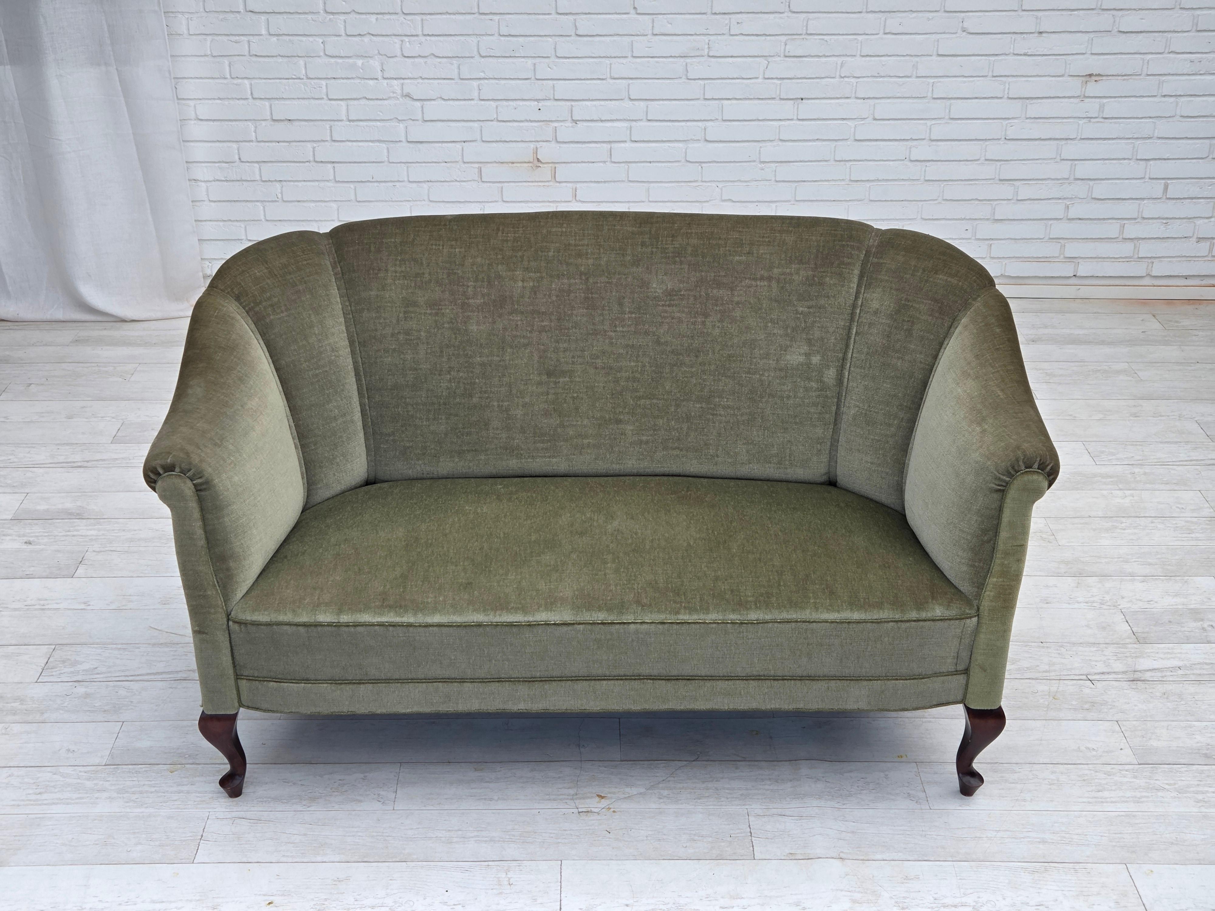 Scandinavo moderno Anni '60, divano danese a 2 posti, velluto verde da arredamento, legno di faggio. in vendita