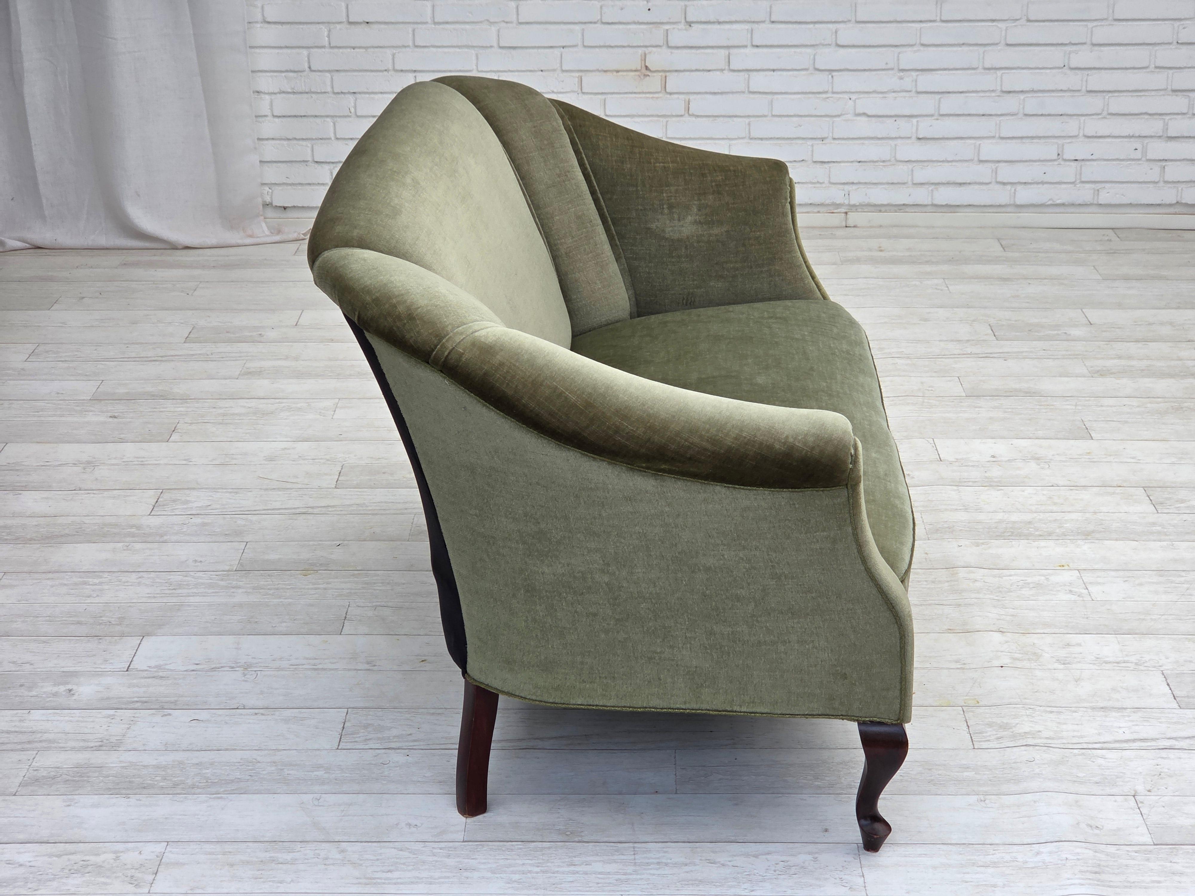 Velluto Anni '60, divano danese a 2 posti, velluto verde da arredamento, legno di faggio. in vendita