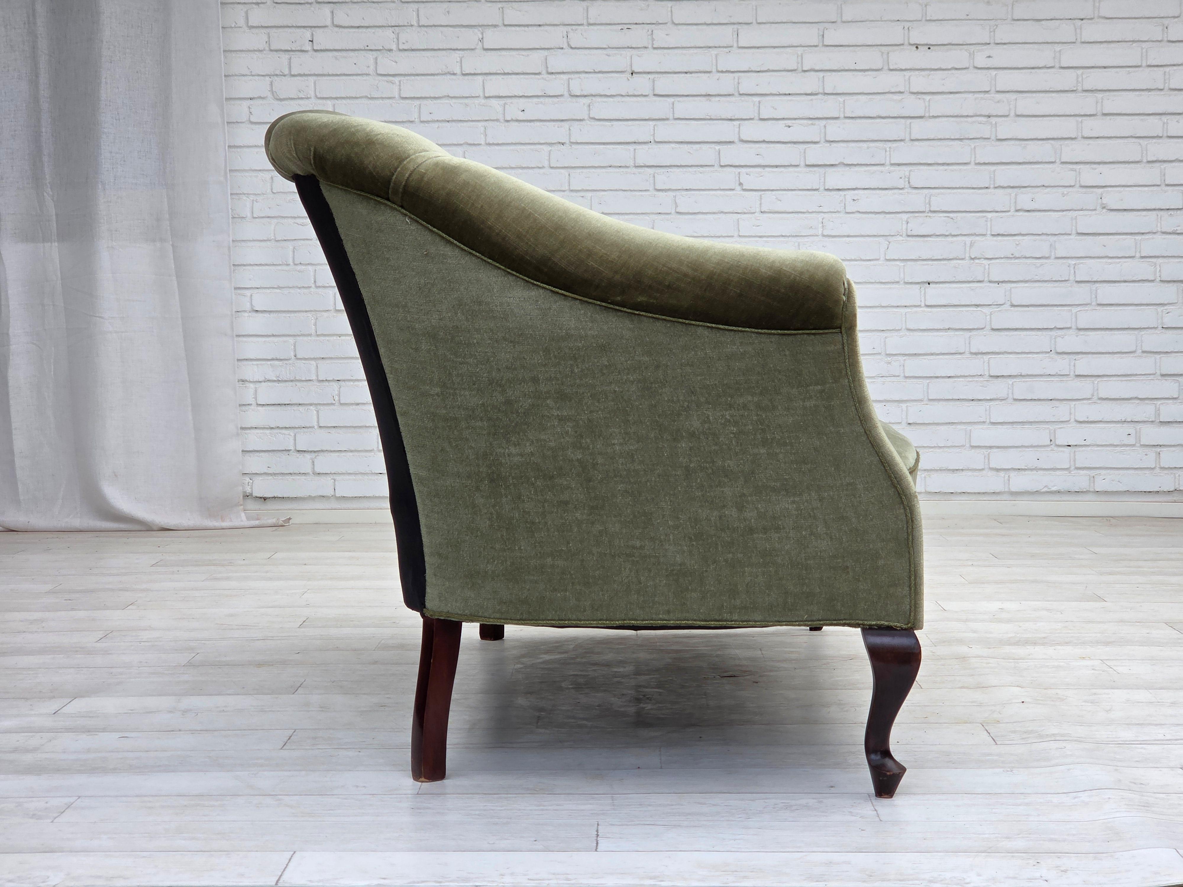 Anni '60, divano danese a 2 posti, velluto verde da arredamento, legno di faggio. in vendita 1