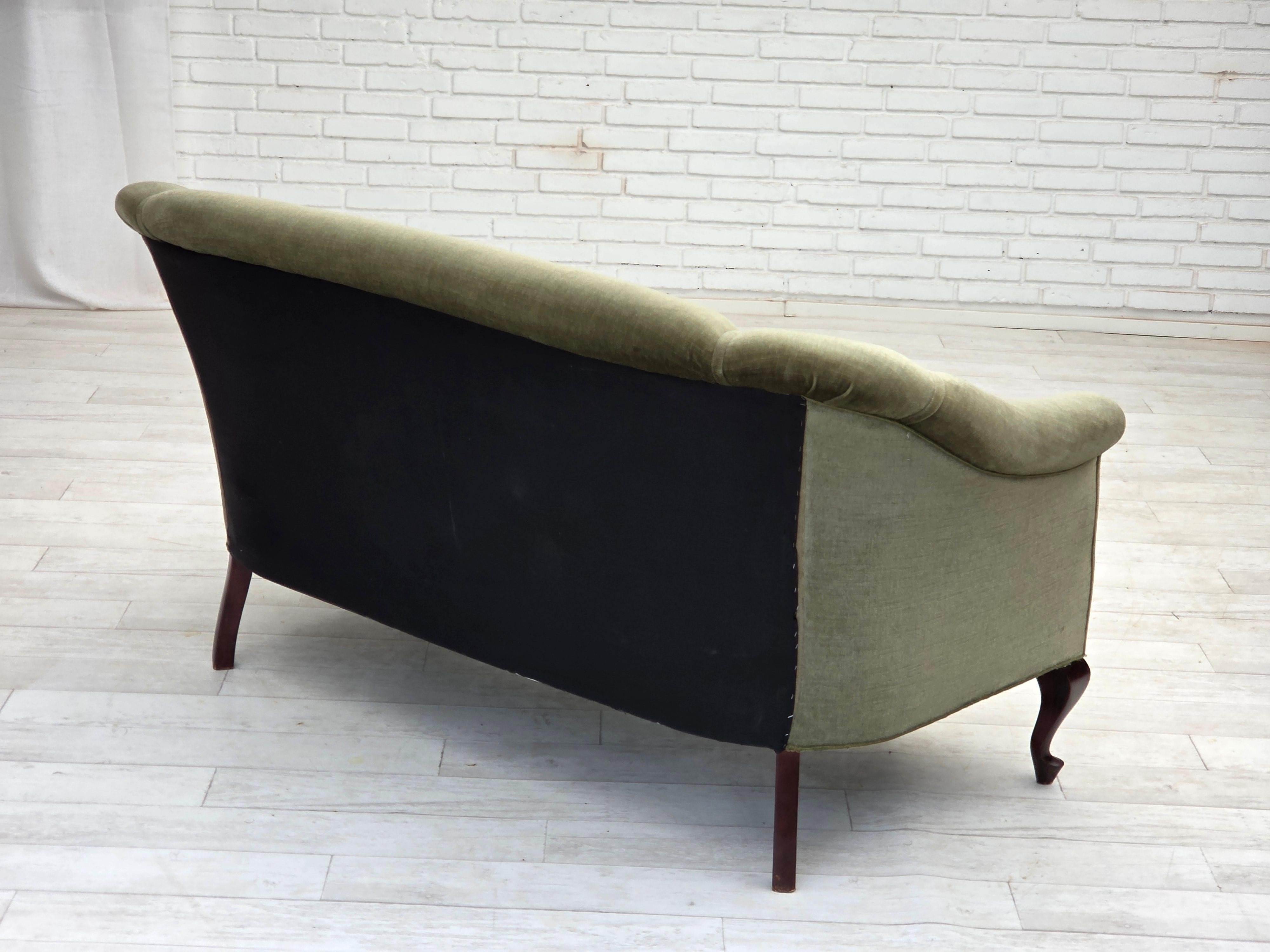 Anni '60, divano danese a 2 posti, velluto verde da arredamento, legno di faggio. in vendita 2