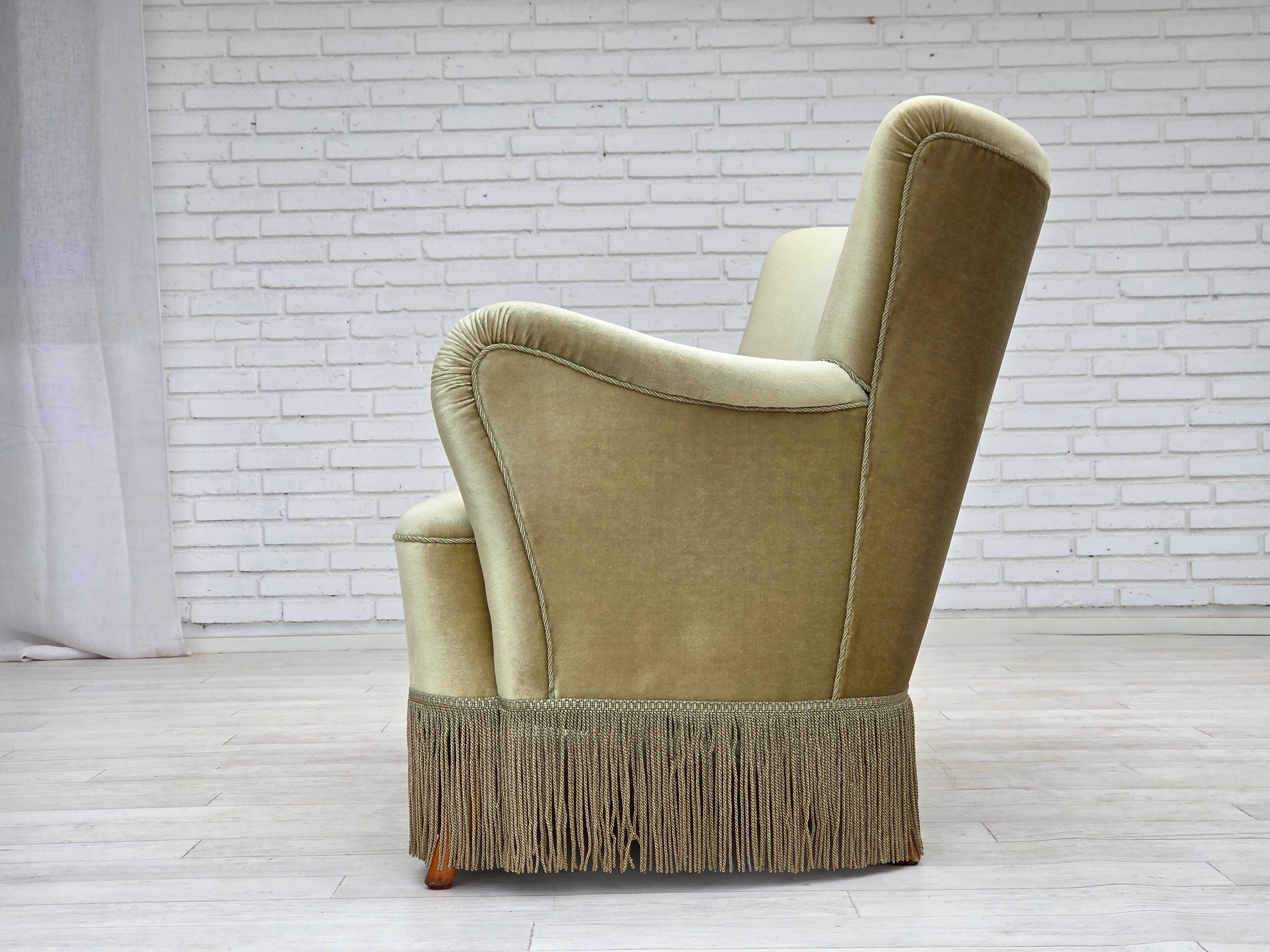 Années 1960, canapé 2 places Greene & Greene, velours d'ameublement vert, pieds en bois de hêtre. en vente 3