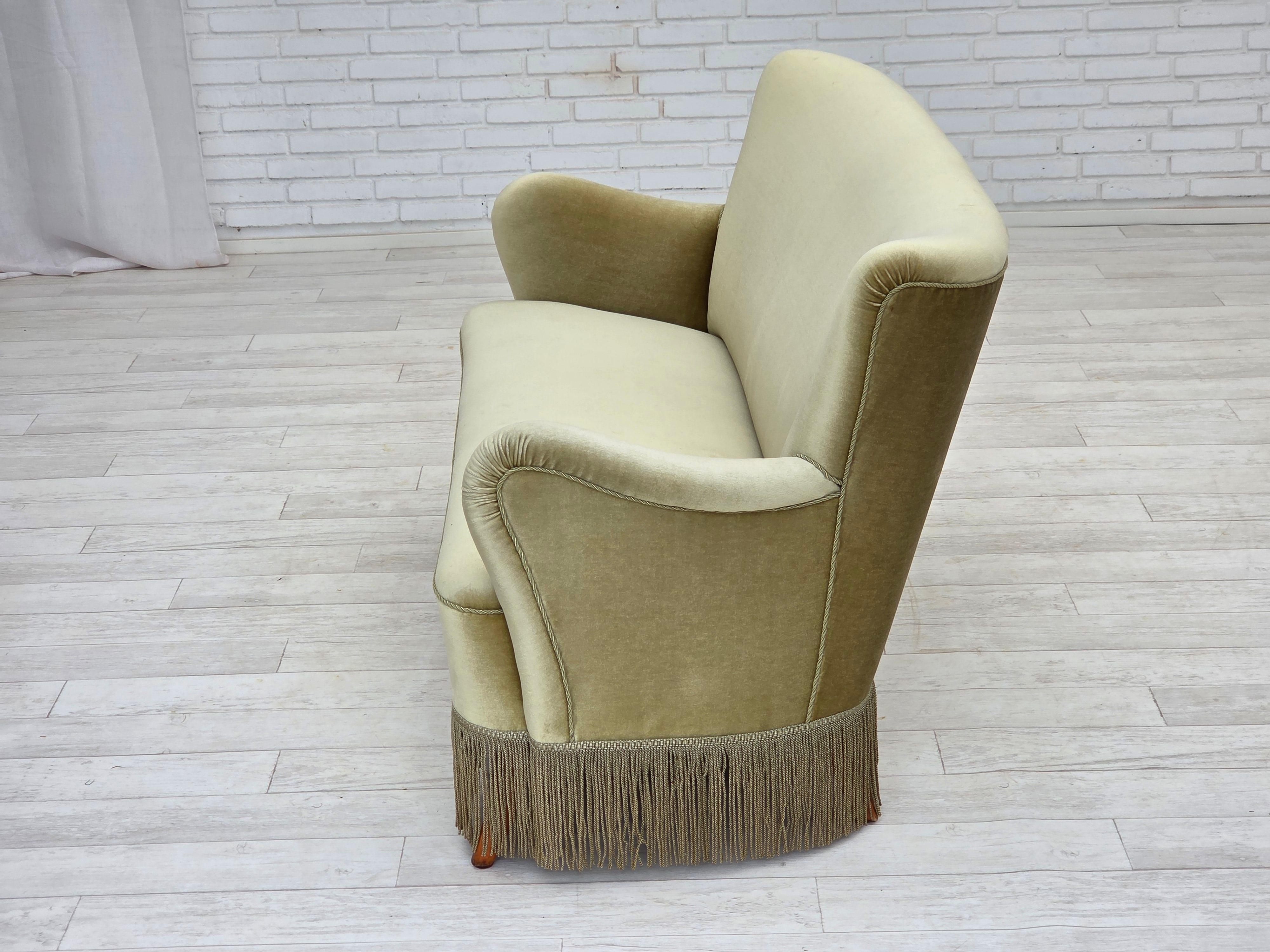 Années 1960, canapé 2 places Greene & Greene, velours d'ameublement vert, pieds en bois de hêtre. en vente 4