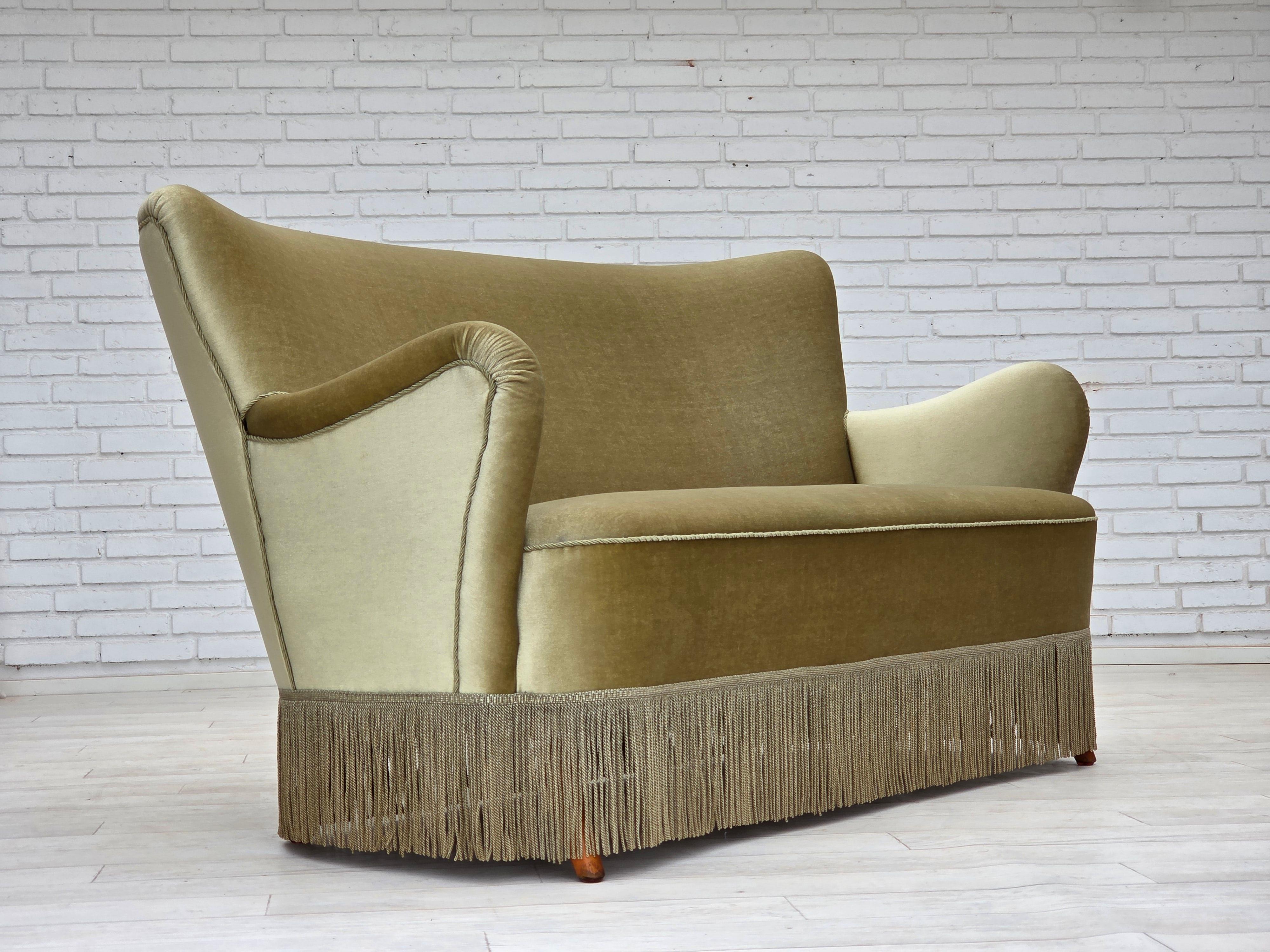 Scandinave moderne Années 1960, canapé 2 places Greene & Greene, velours d'ameublement vert, pieds en bois de hêtre. en vente