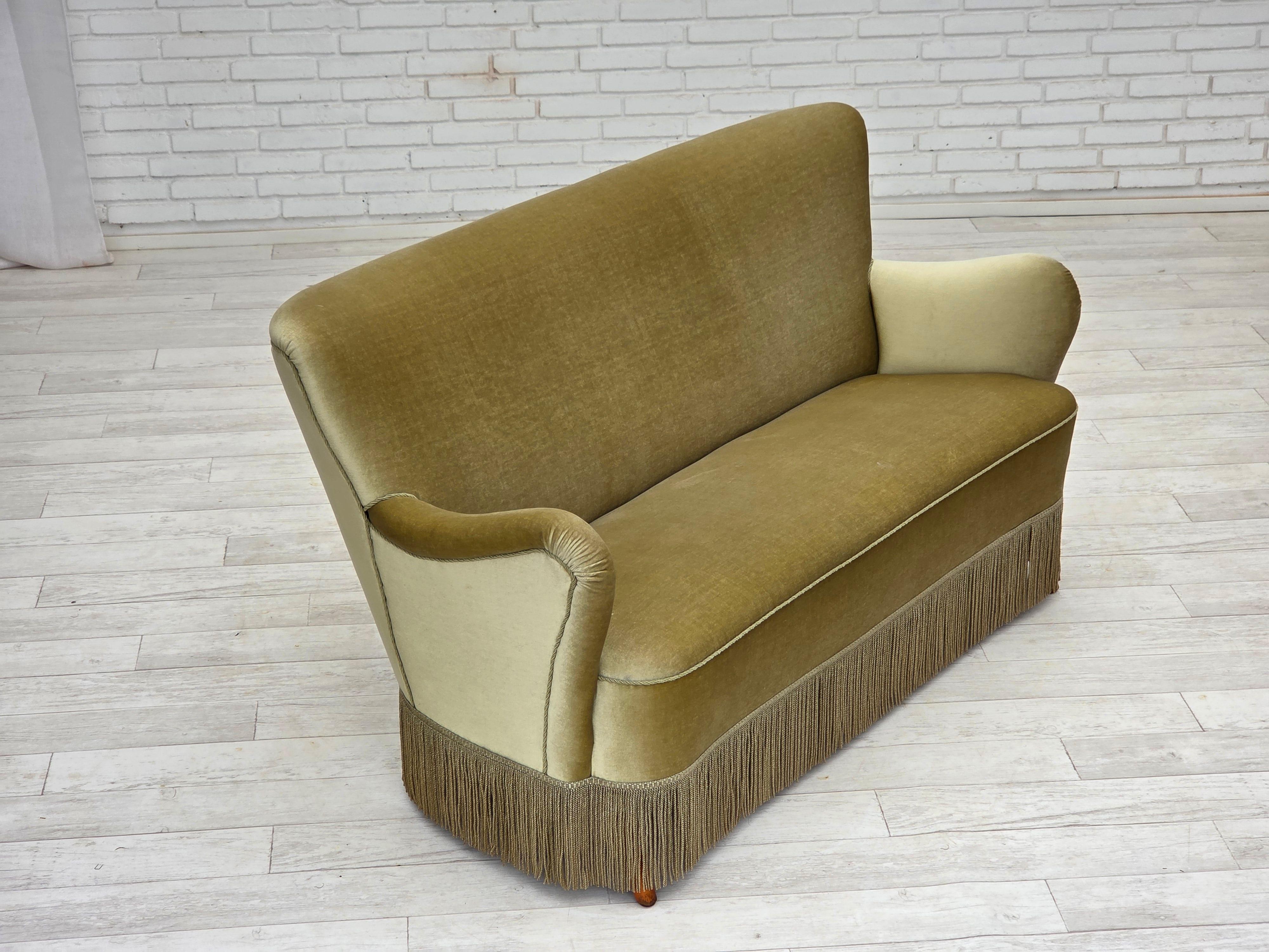 Danois Années 1960, canapé 2 places Greene & Greene, velours d'ameublement vert, pieds en bois de hêtre. en vente