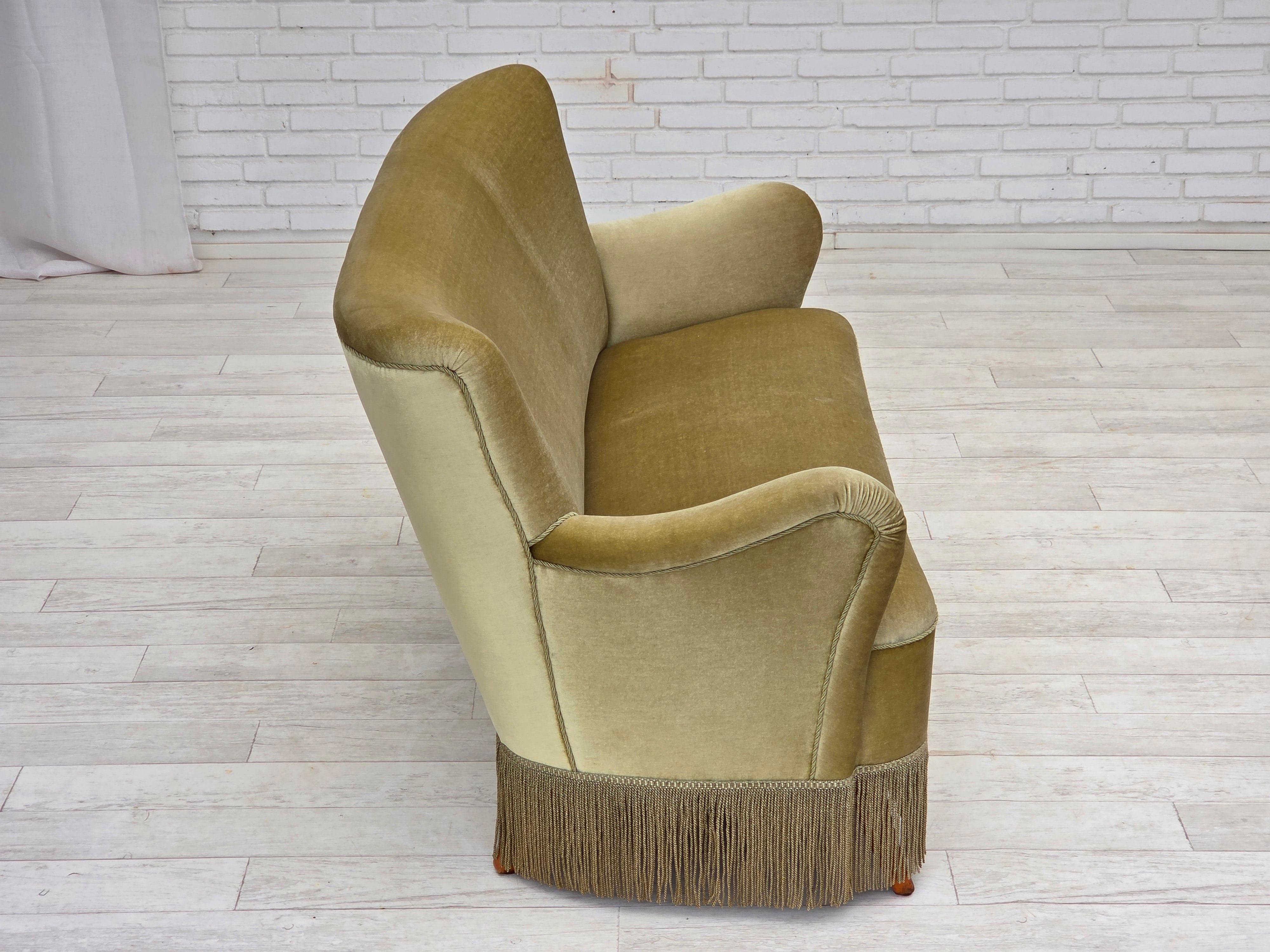 Milieu du XXe siècle Années 1960, canapé 2 places Greene & Greene, velours d'ameublement vert, pieds en bois de hêtre. en vente