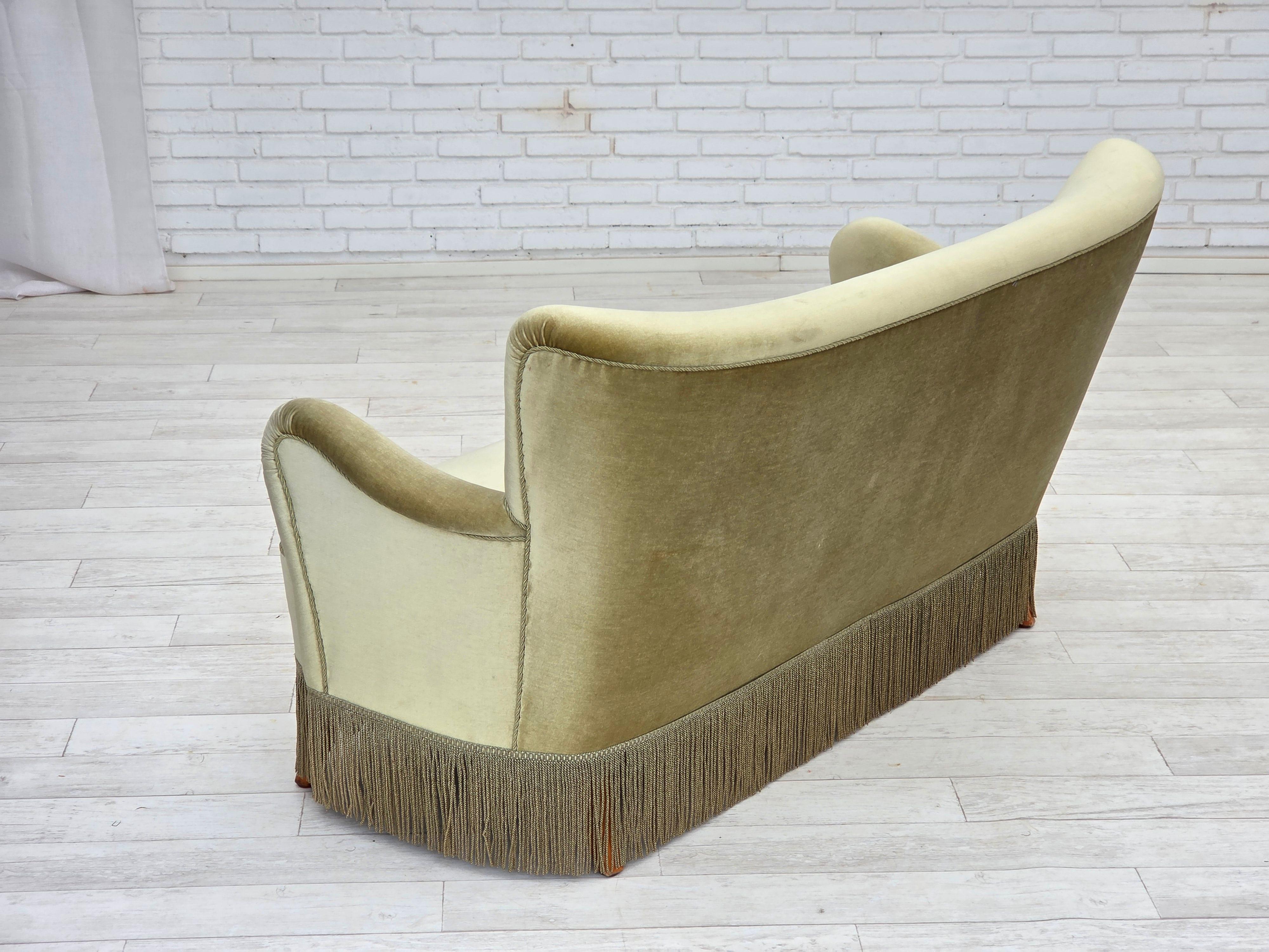 Années 1960, canapé 2 places Greene & Greene, velours d'ameublement vert, pieds en bois de hêtre. en vente 2