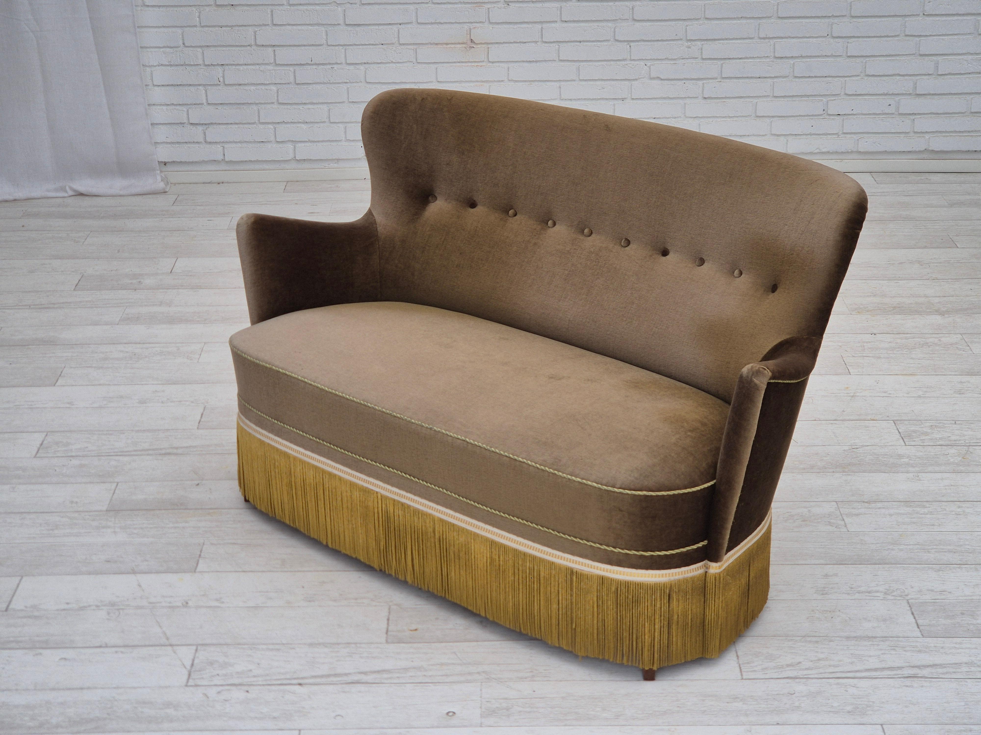 1960, canapé 2 places Greene & Greene, velours d'ameublement vert, état d'origine. en vente 4
