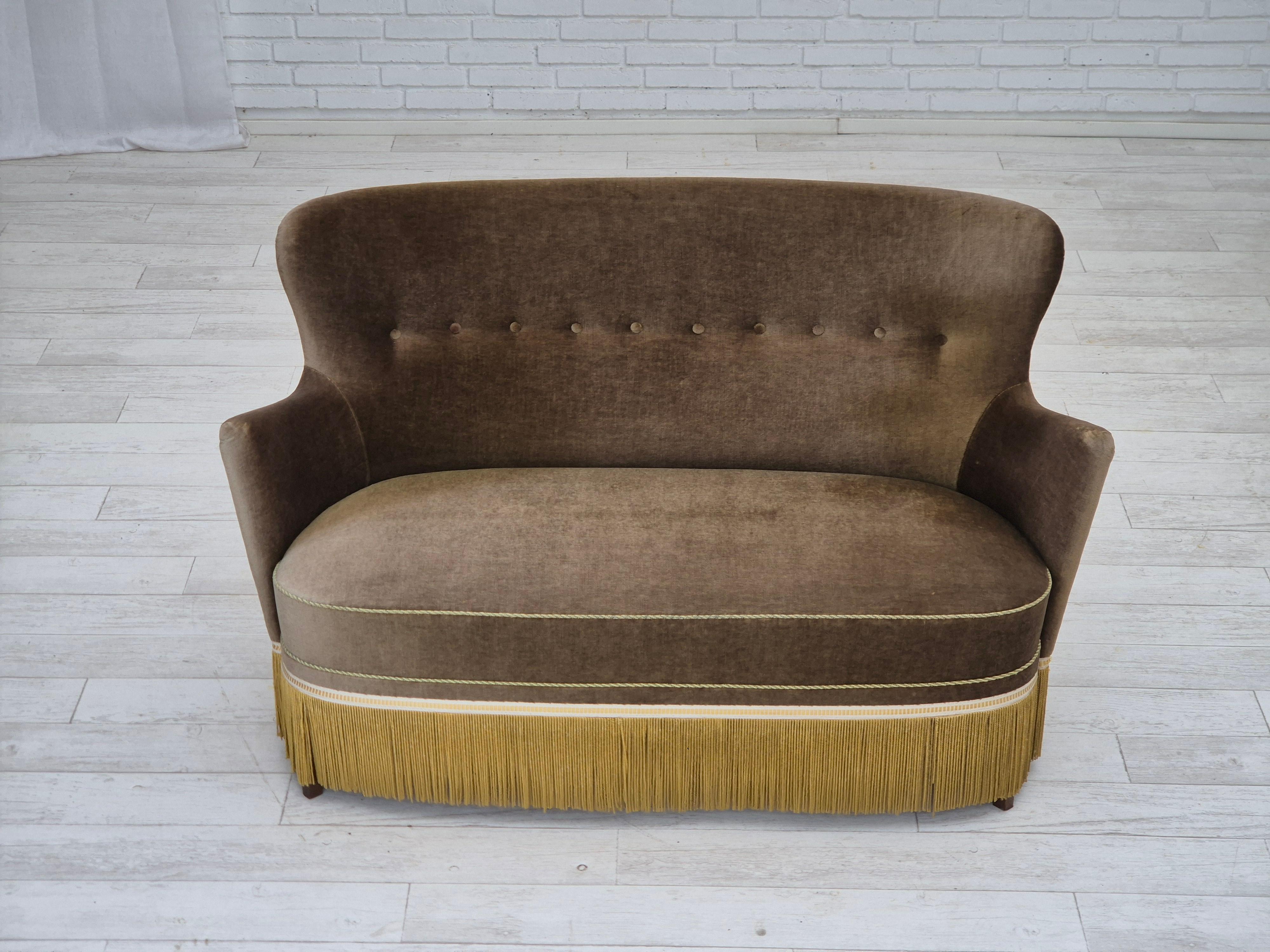 1960, canapé danois 2 places. Velours d'ameublement vert, pieds en bois de hêtre, ressorts dans l'assise. Velours d'ameublement vert d'origine. Très bon état d'origine : pas d'odeurs, pas de taches, et construction stable. Fabriqué par un fabricant