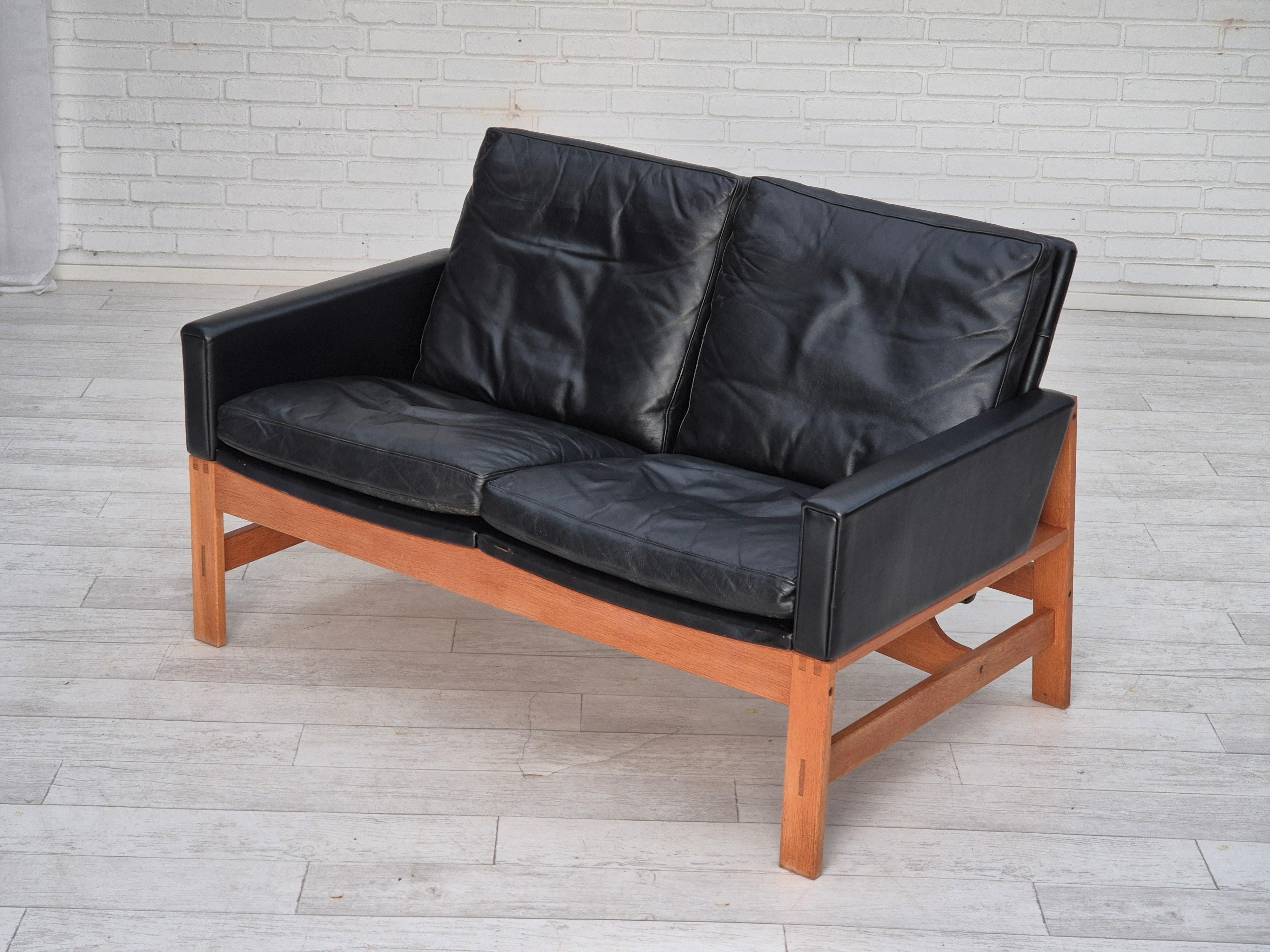 1960er Jahre, dänisches 2-Sitzer-Sofa im Originalzustand, Möbel aus Leder, Eichenholz. im Angebot 6