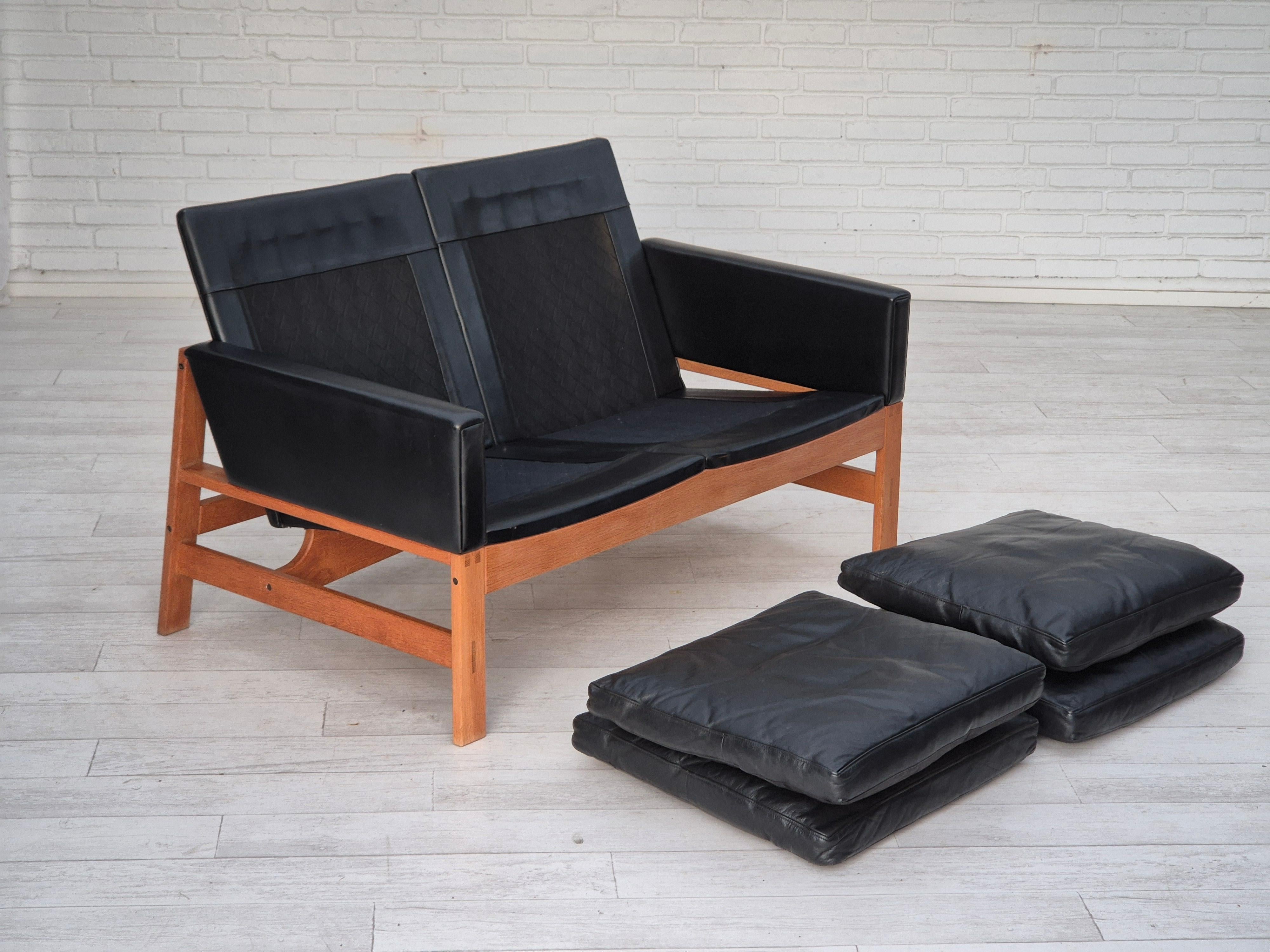 1960er Jahre, dänisches 2-Sitzer-Sofa im Originalzustand, Möbel aus Leder, Eichenholz. im Angebot 7