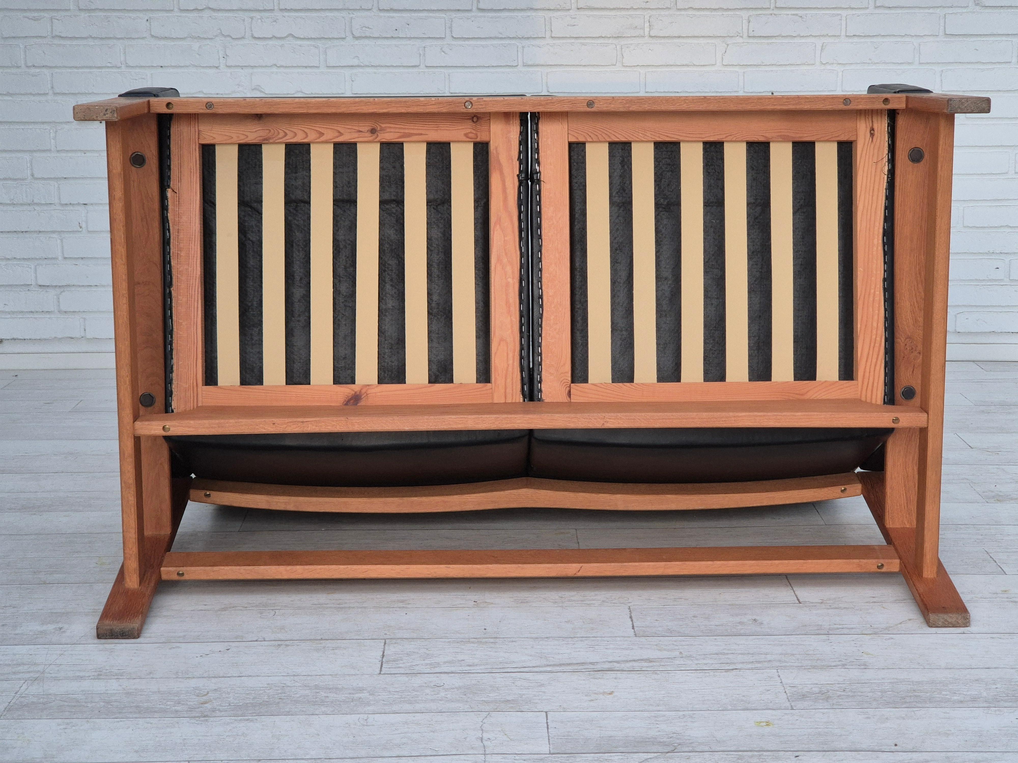 1960er Jahre, dänisches 2-Sitzer-Sofa im Originalzustand, Möbel aus Leder, Eichenholz. im Angebot 8
