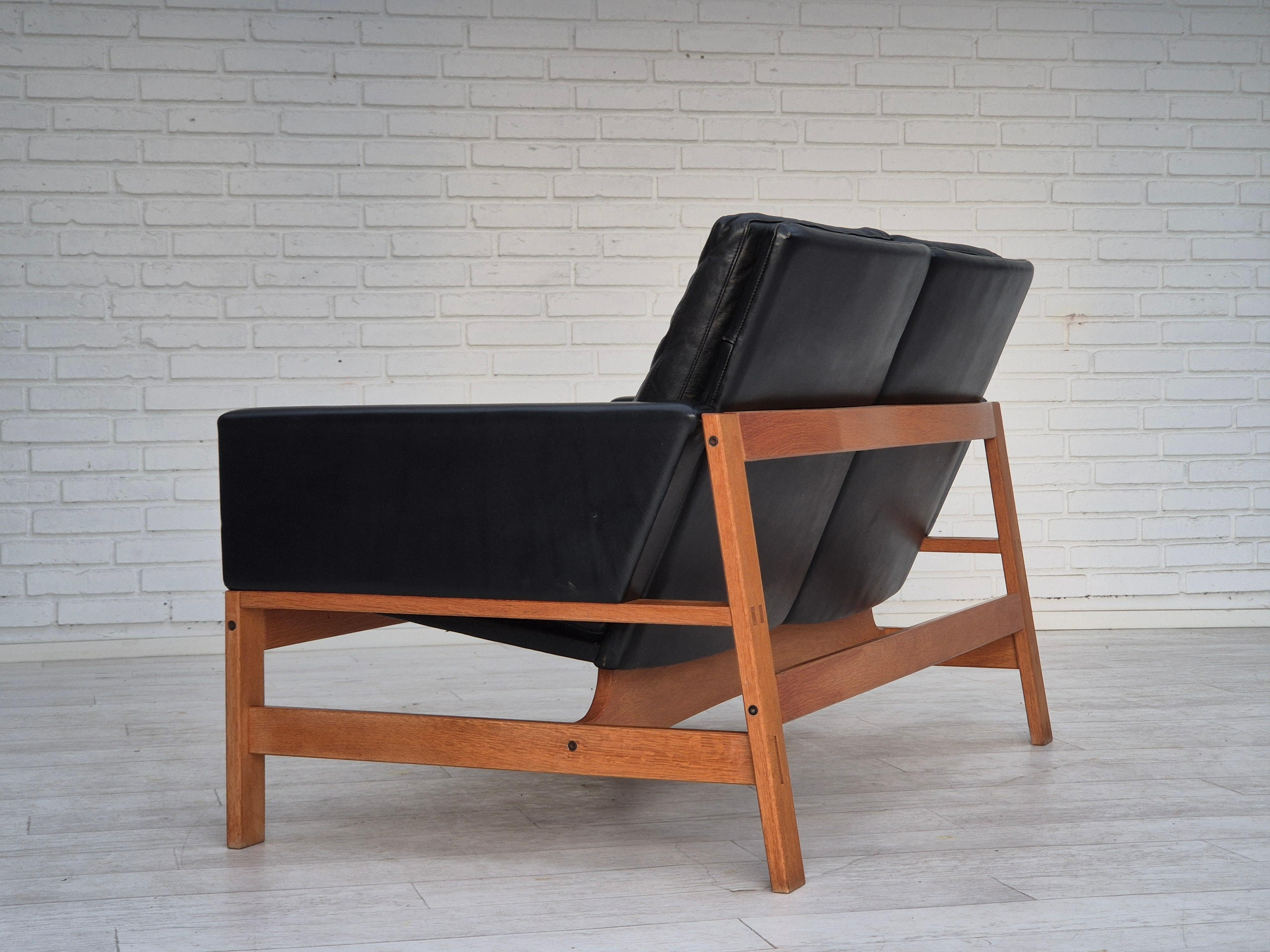 1960er Jahre, dänisches 2-Sitzer-Sofa im Originalzustand, Möbel aus Leder, Eichenholz. im Angebot 11