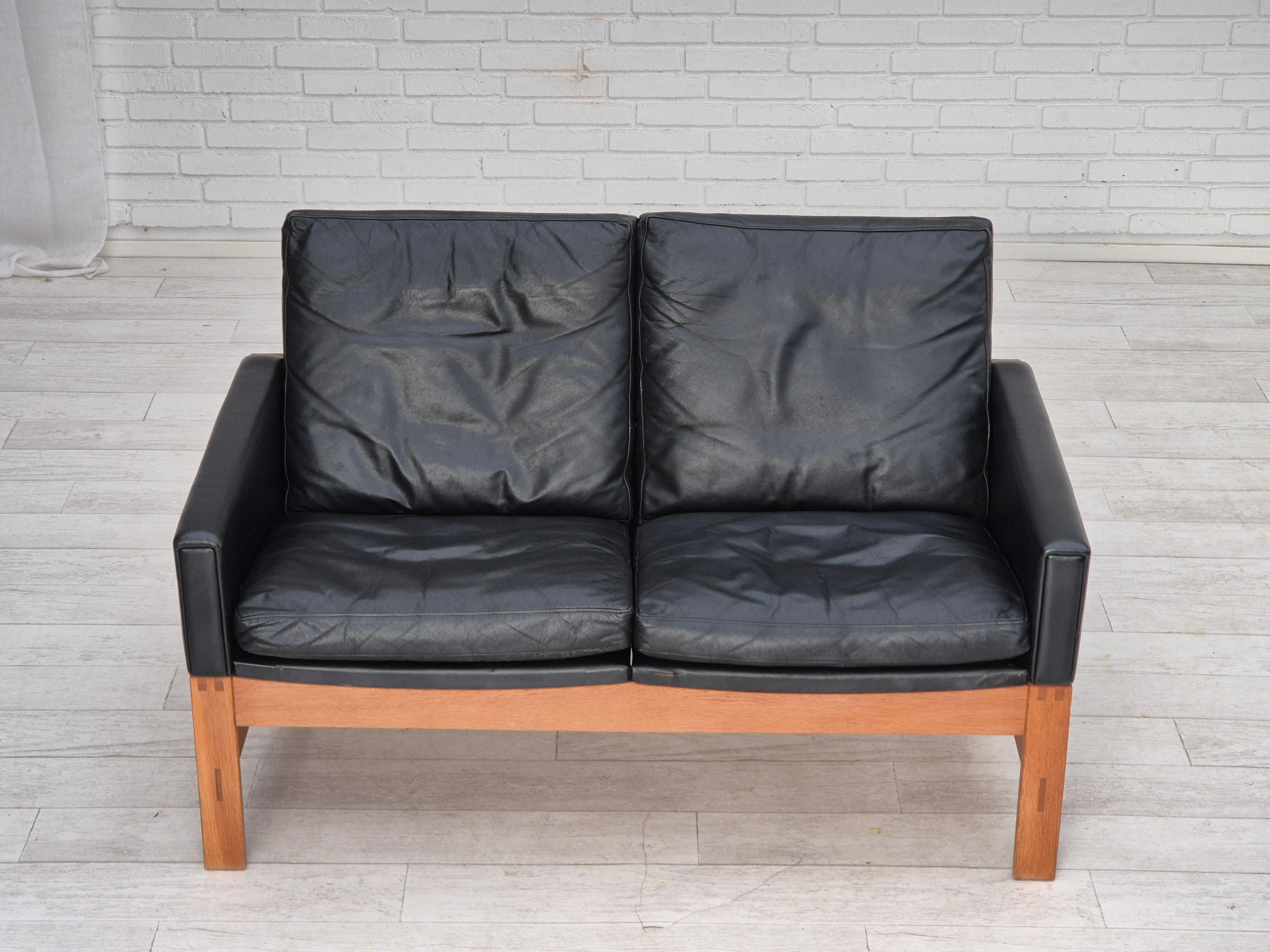 1960er Jahre, dänisches 2-Sitzer-Sofa im Originalzustand, Möbel aus Leder, Eichenholz. (Skandinavische Moderne) im Angebot