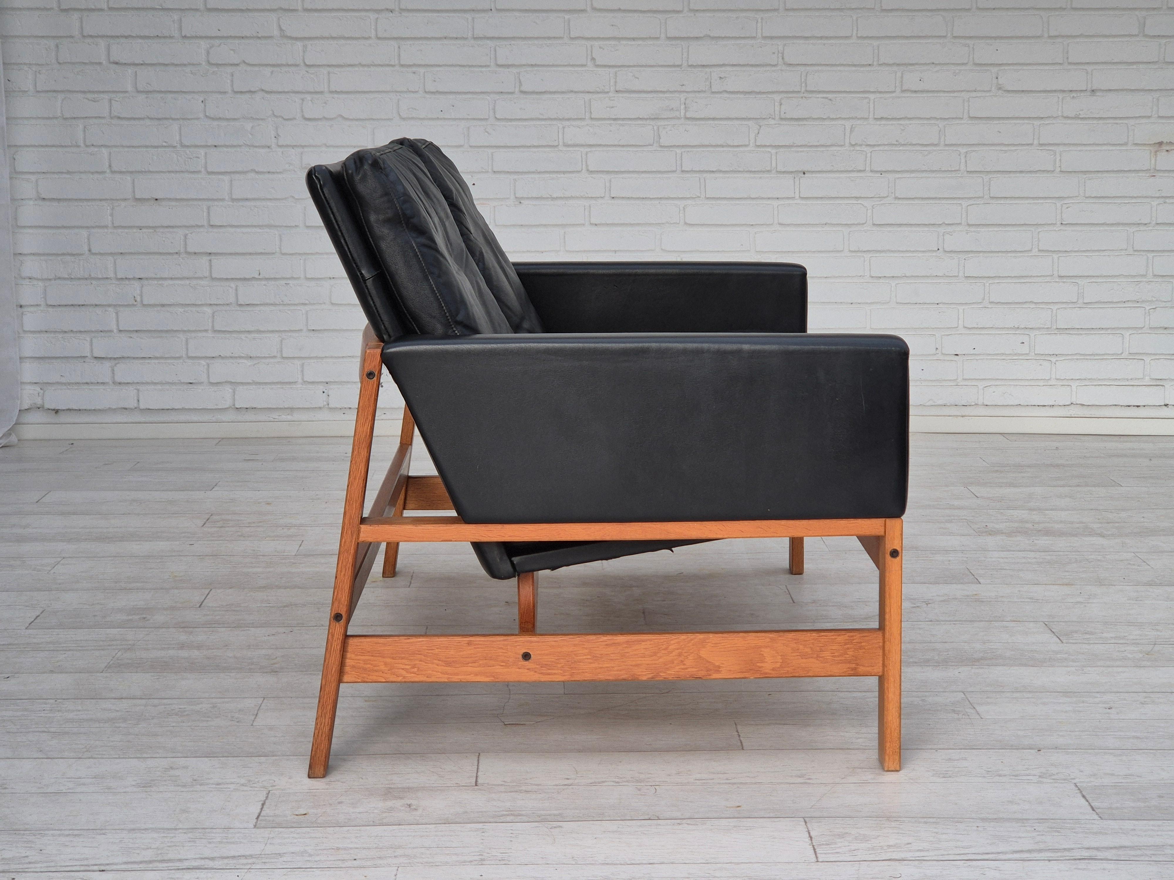 1960er Jahre, dänisches 2-Sitzer-Sofa im Originalzustand, Möbel aus Leder, Eichenholz. (Dänisch) im Angebot