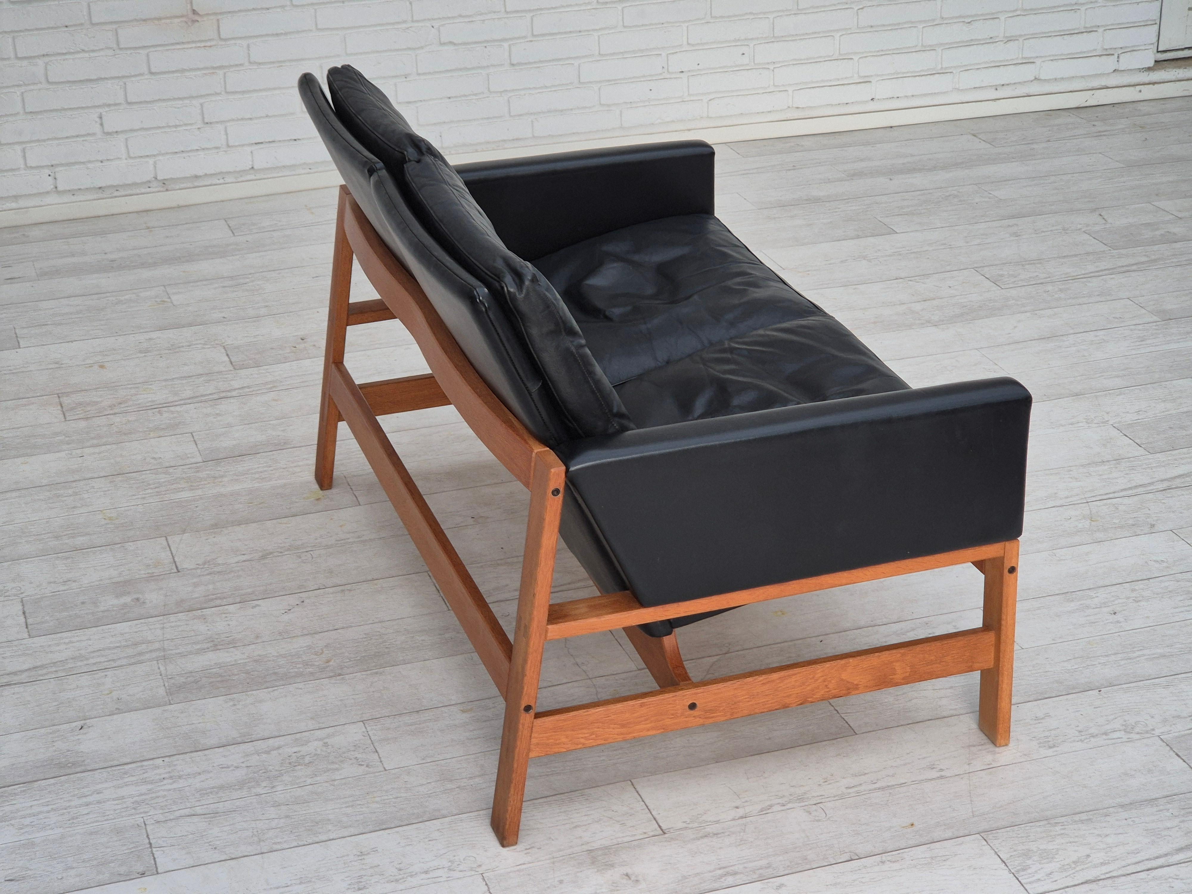 1960er Jahre, dänisches 2-Sitzer-Sofa im Originalzustand, Möbel aus Leder, Eichenholz. im Zustand „Gut“ im Angebot in Tarm, 82