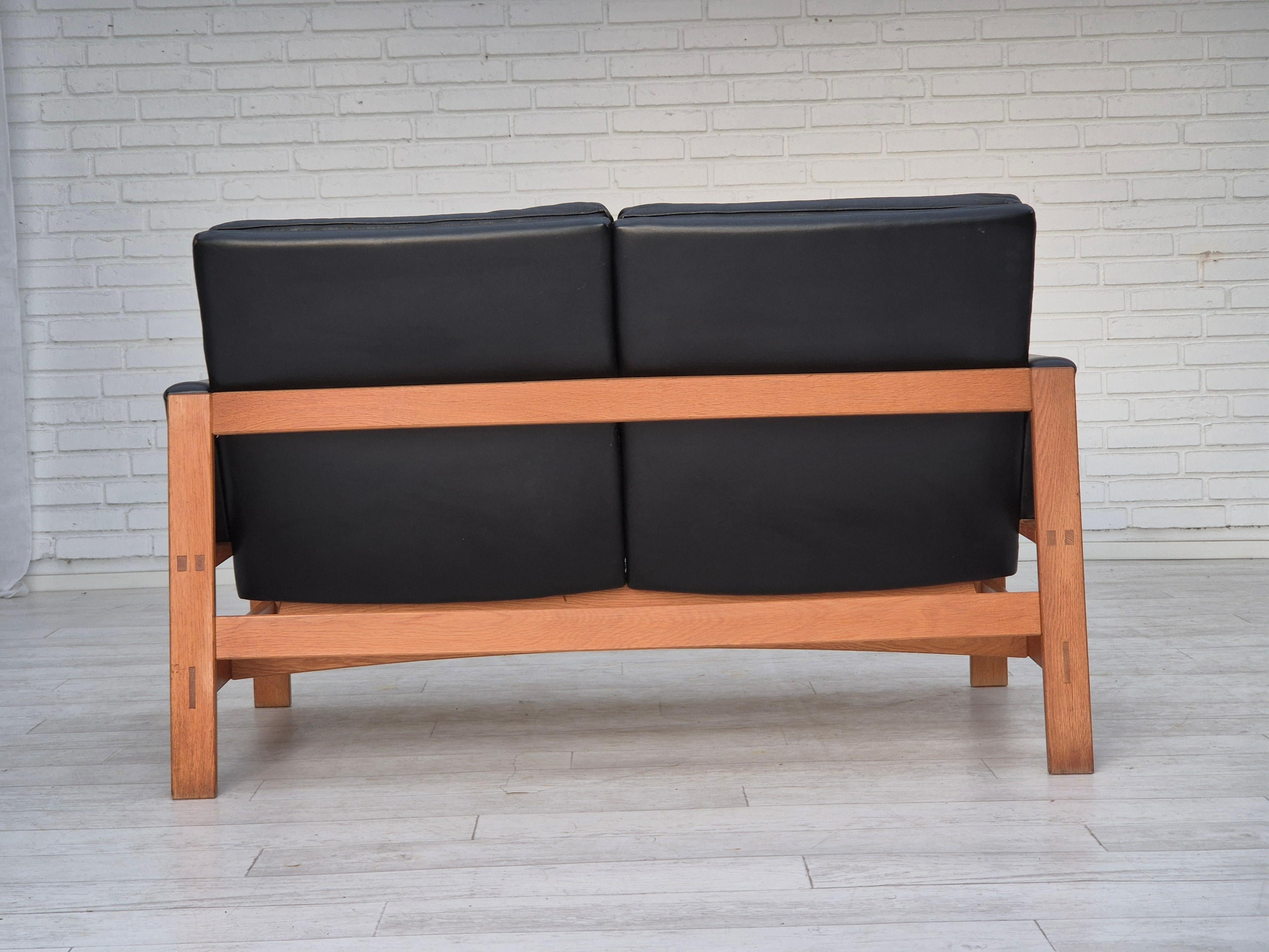 1960er Jahre, dänisches 2-Sitzer-Sofa im Originalzustand, Möbel aus Leder, Eichenholz. (Mitte des 20. Jahrhunderts) im Angebot