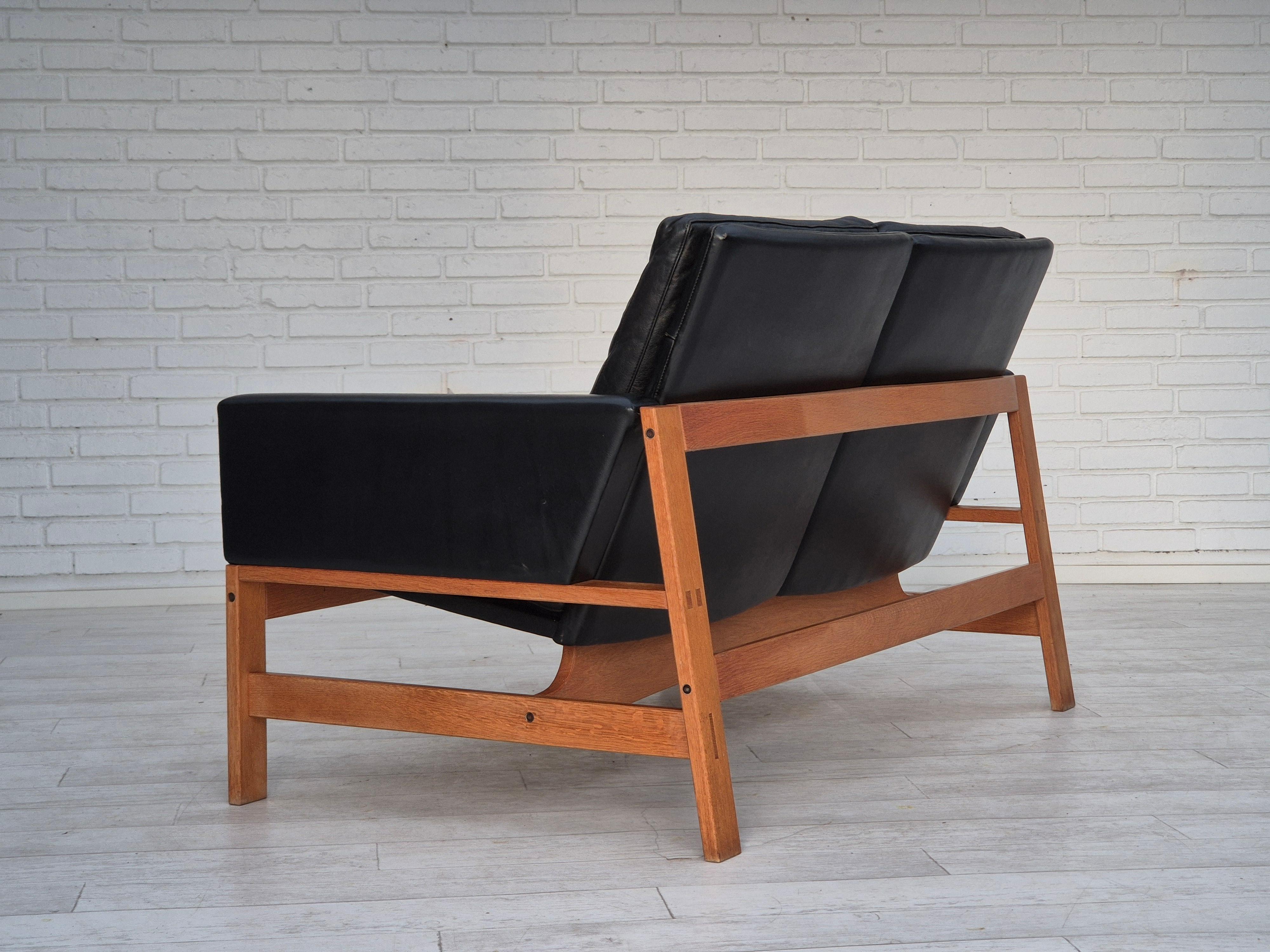 1960er Jahre, dänisches 2-Sitzer-Sofa im Originalzustand, Möbel aus Leder, Eichenholz. im Angebot 1