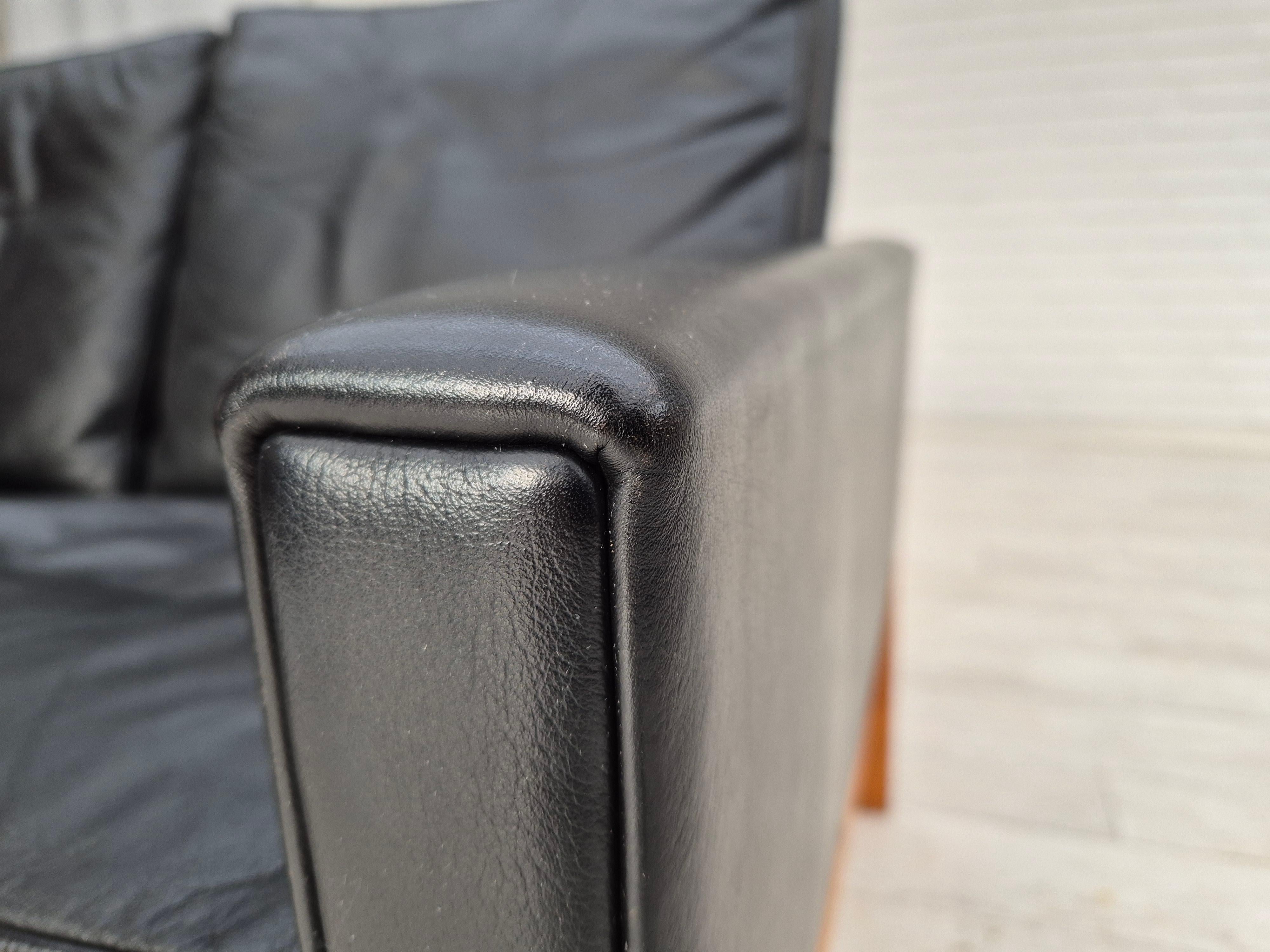 1960er Jahre, dänisches 2-Sitzer-Sofa im Originalzustand, Möbel aus Leder, Eichenholz. im Angebot 2