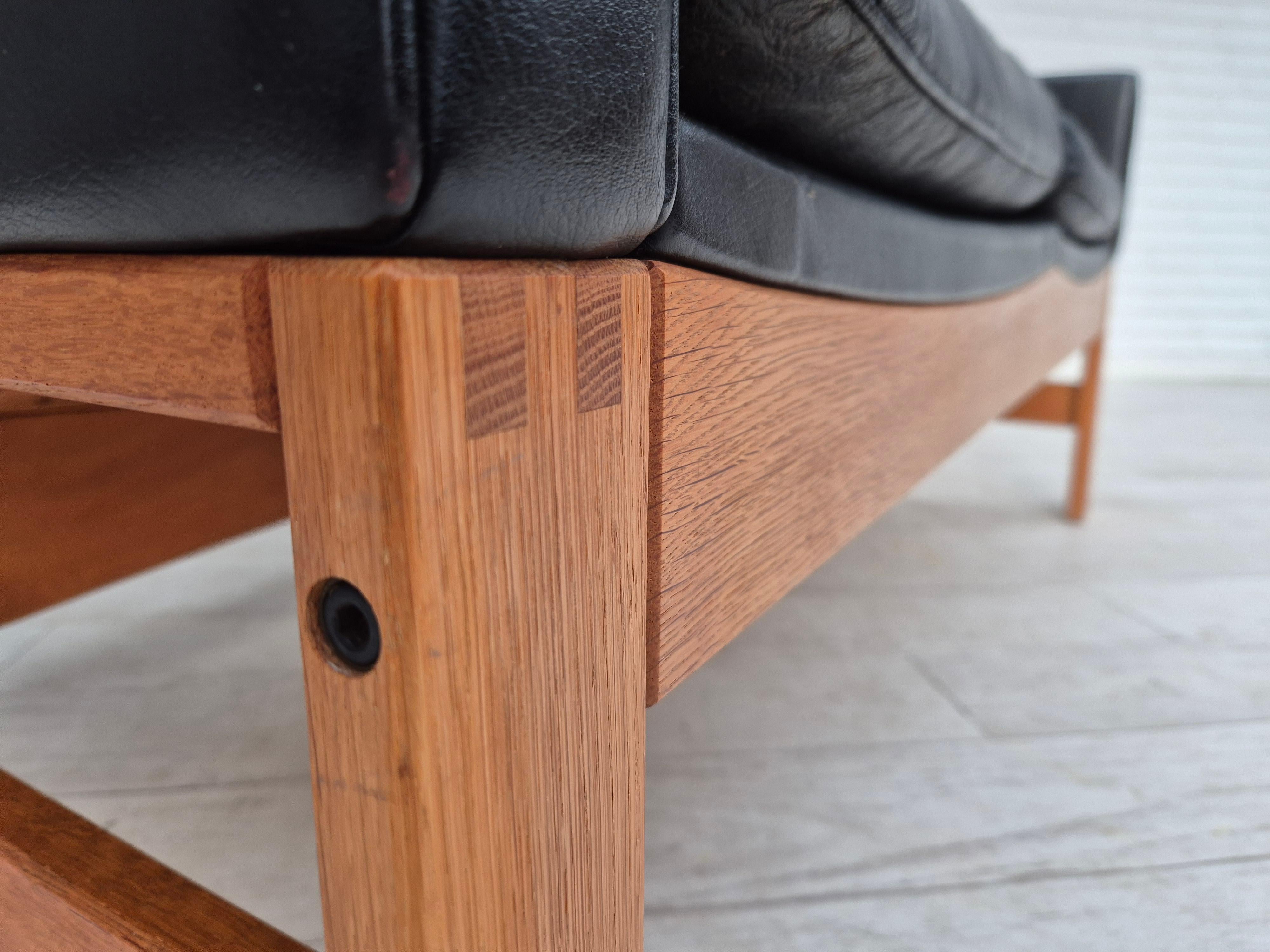 1960er Jahre, dänisches 2-Sitzer-Sofa im Originalzustand, Möbel aus Leder, Eichenholz. im Angebot 3