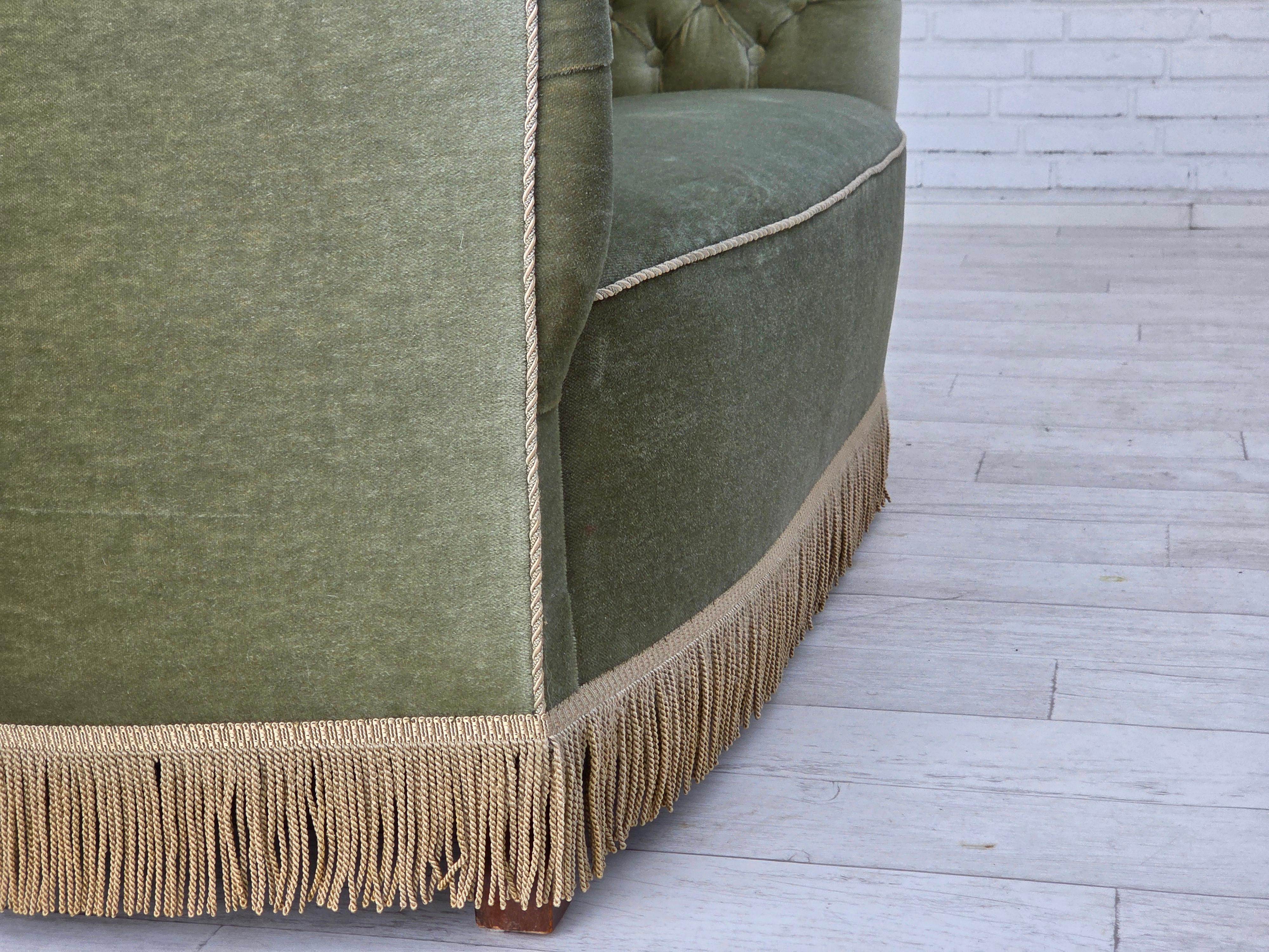 1960er Jahre, Dänisches 2-Sitzer-Sofa, hellgrüner Möbelvelours, Eschenholz. im Angebot 4