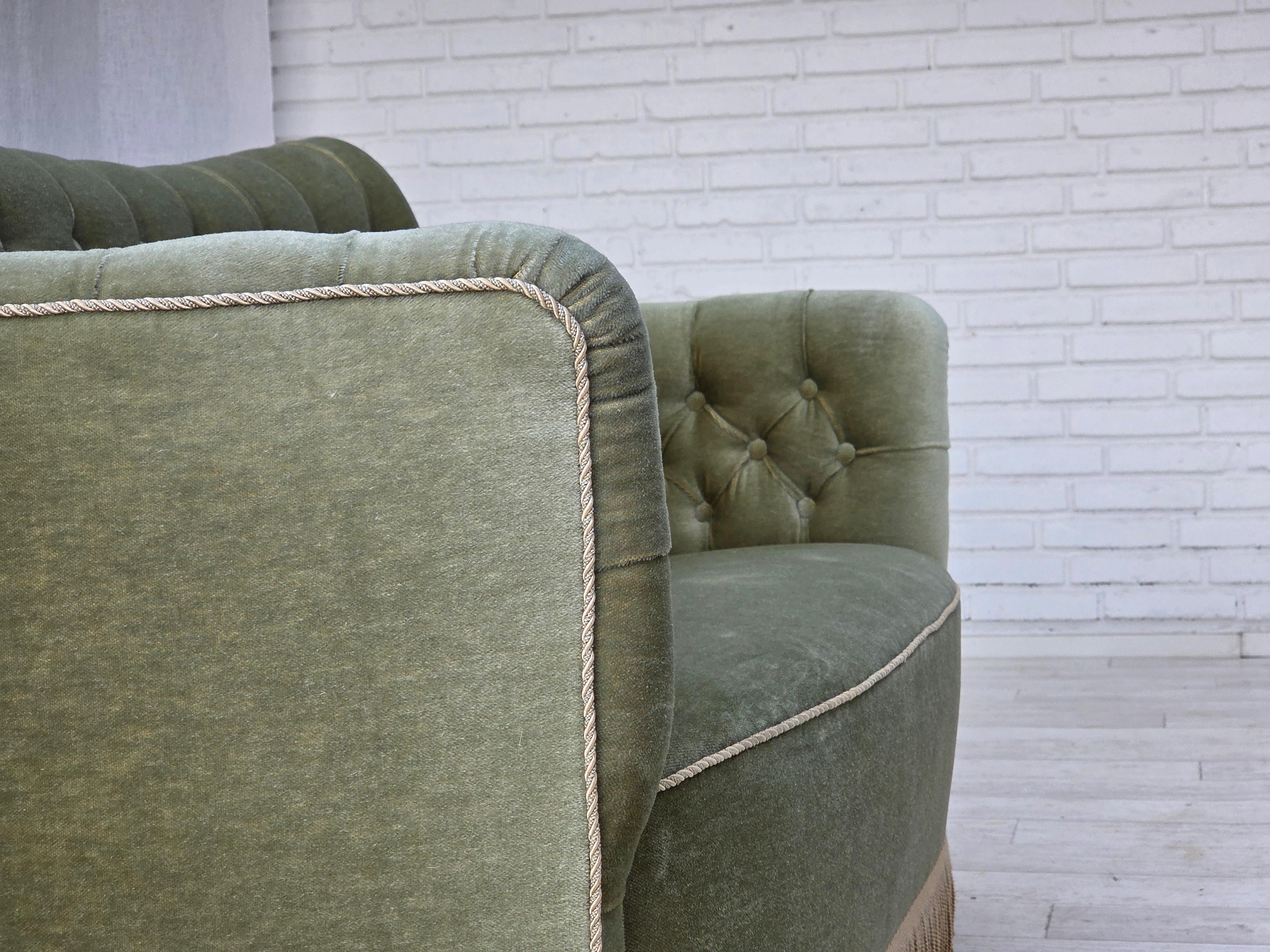 1960er Jahre, Dänisches 2-Sitzer-Sofa, hellgrüner Möbelvelours, Eschenholz. im Angebot 5