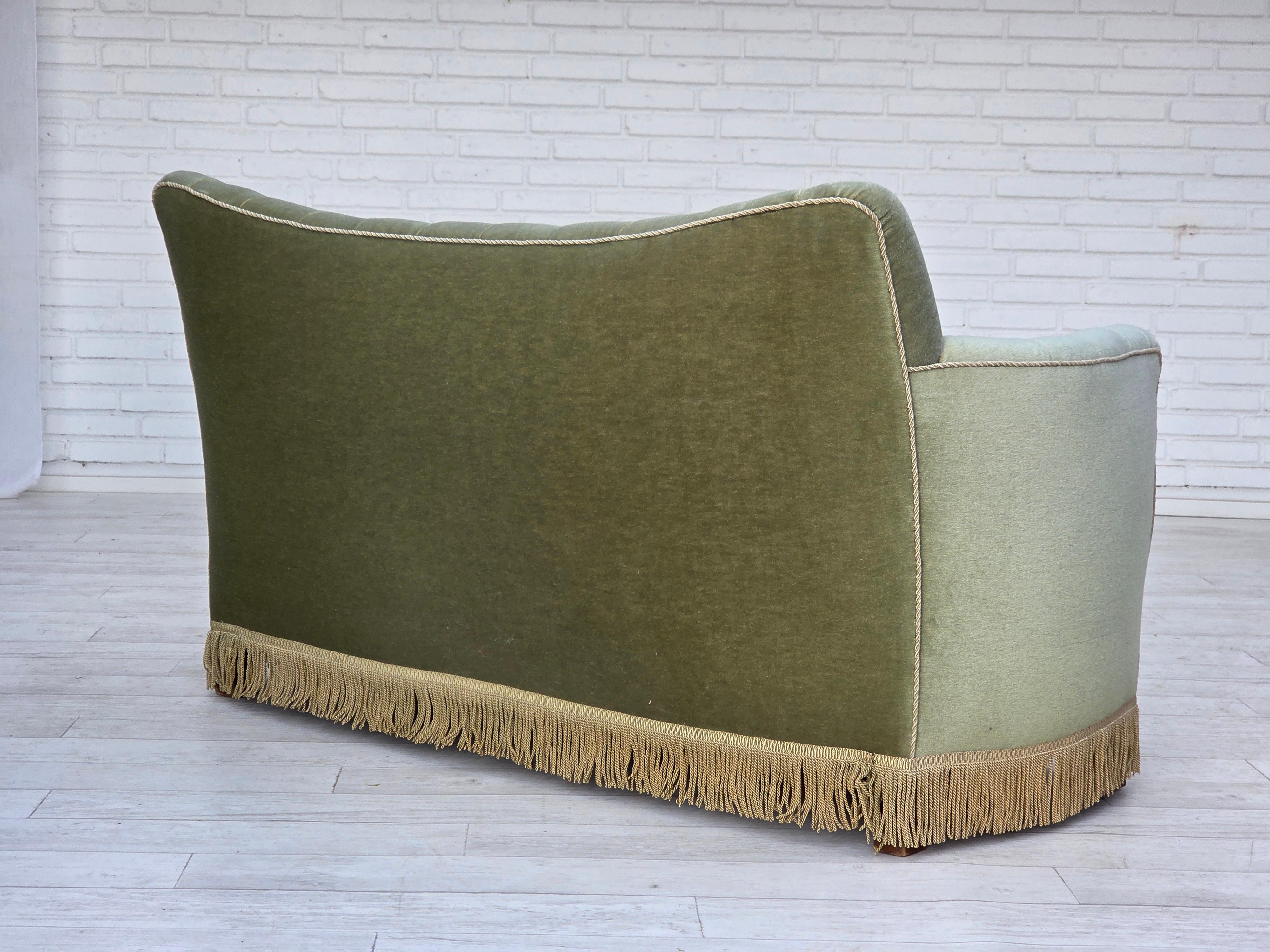 1960er Jahre, Dänisches 2-Sitzer-Sofa, hellgrüner Möbelvelours, Eschenholz. im Angebot 6