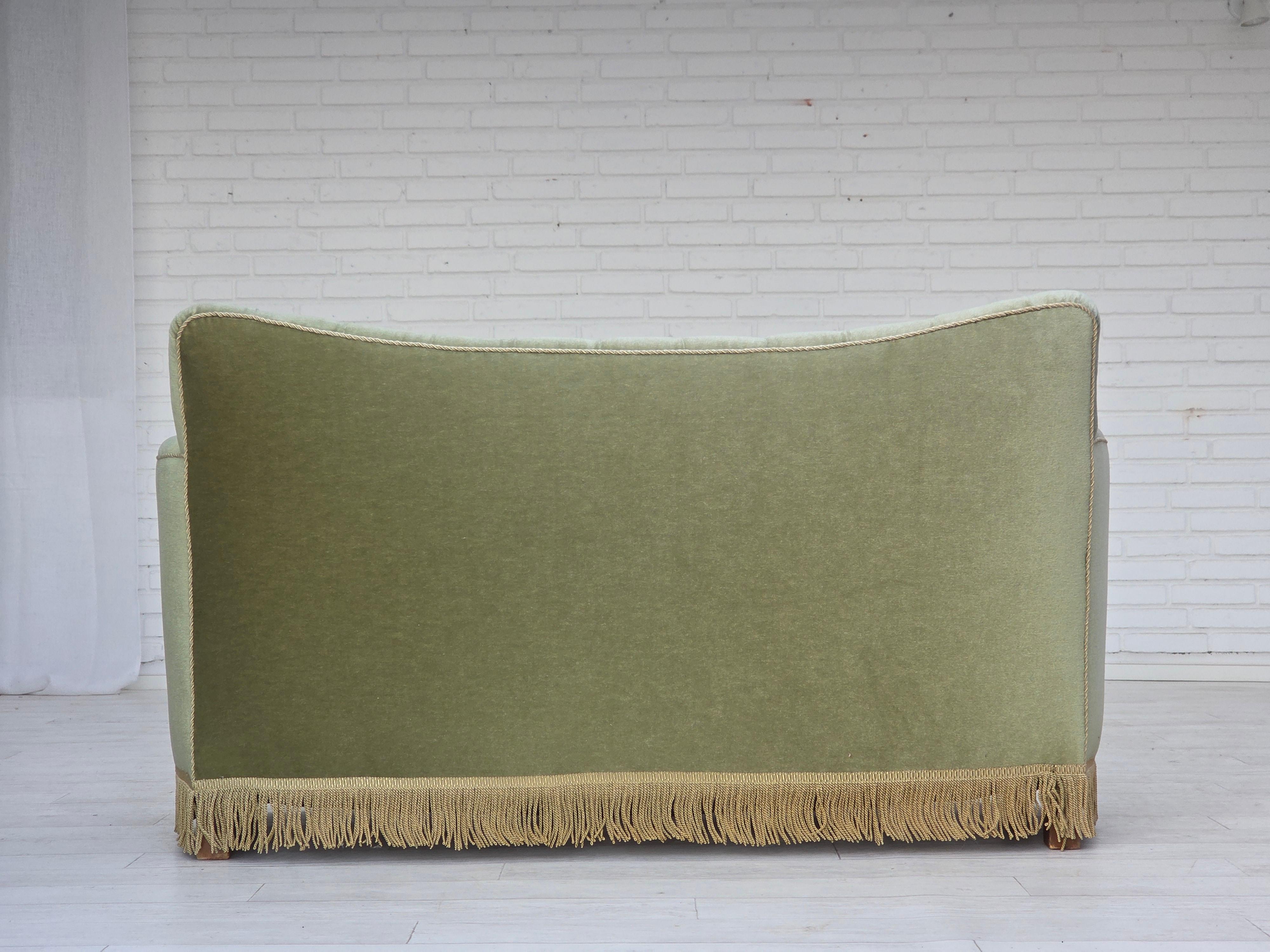 1960er Jahre, Dänisches 2-Sitzer-Sofa, hellgrüner Möbelvelours, Eschenholz. im Angebot 7