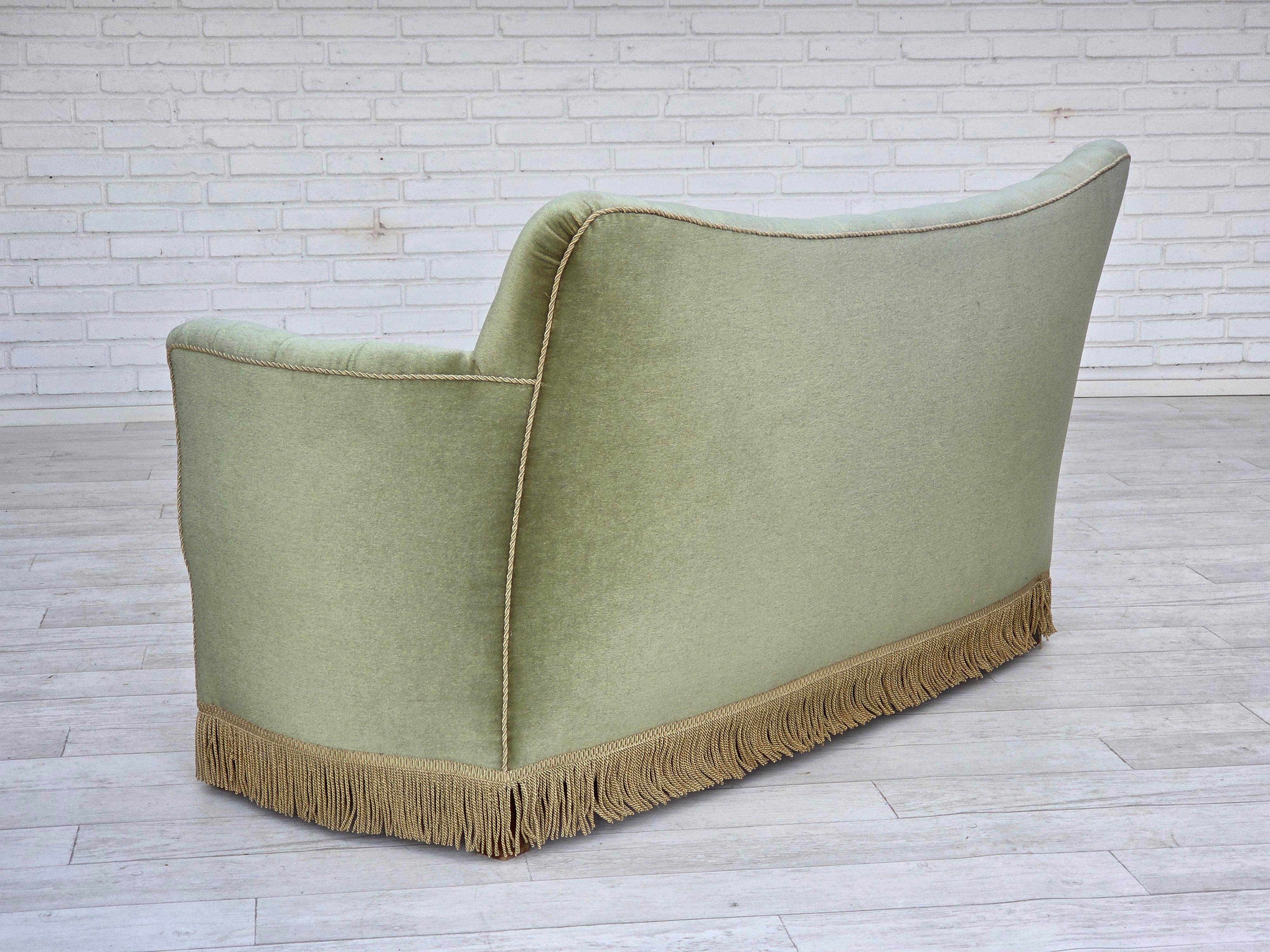 1960er Jahre, Dänisches 2-Sitzer-Sofa, hellgrüner Möbelvelours, Eschenholz. im Angebot 8