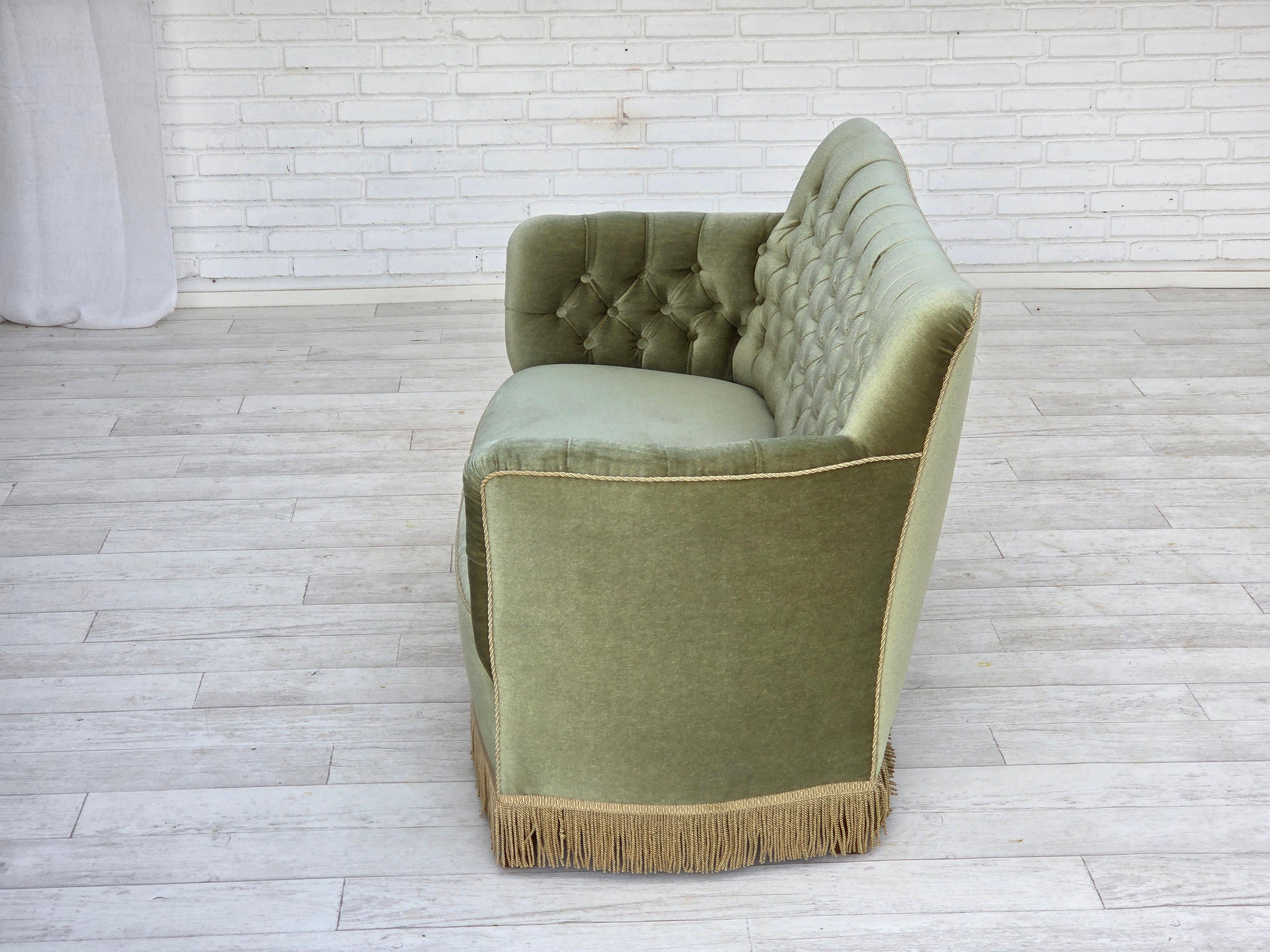 1960er Jahre, Dänisches 2-Sitzer-Sofa, hellgrüner Möbelvelours, Eschenholz. im Angebot 9