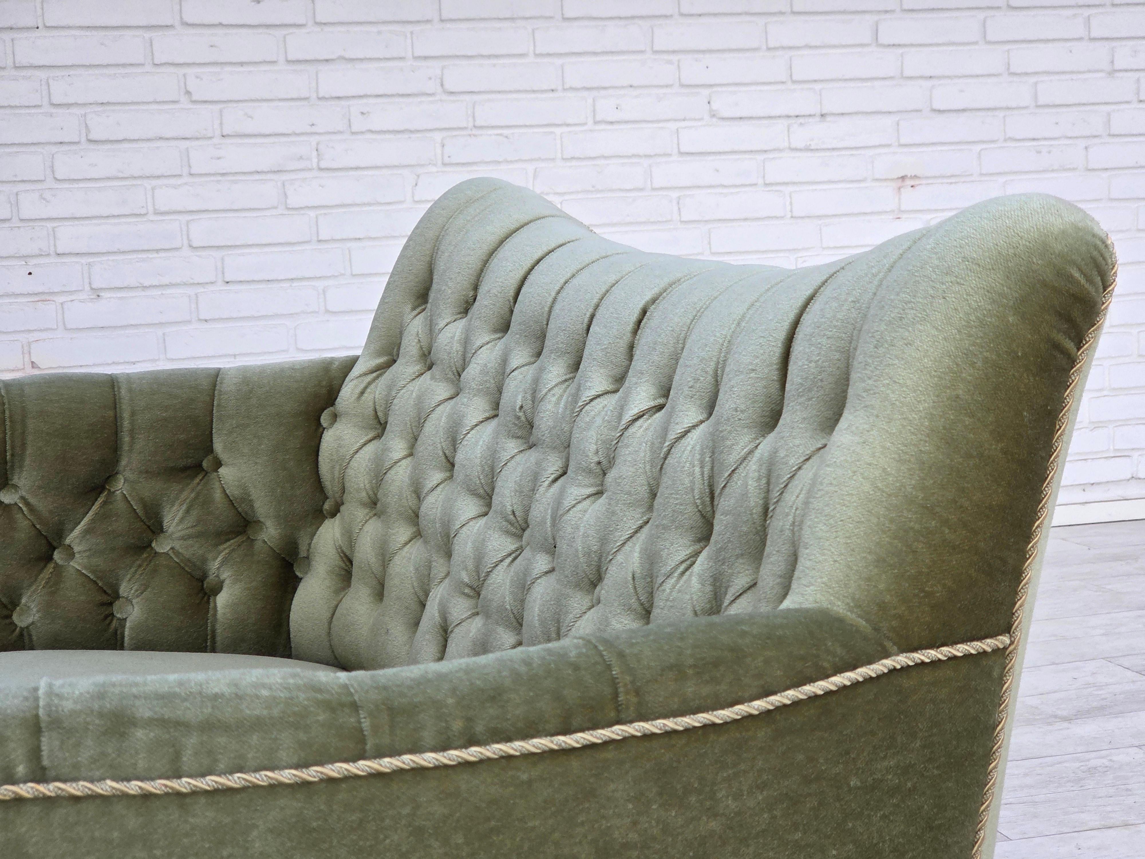 1960er Jahre, Dänisches 2-Sitzer-Sofa, hellgrüner Möbelvelours, Eschenholz. im Angebot 10