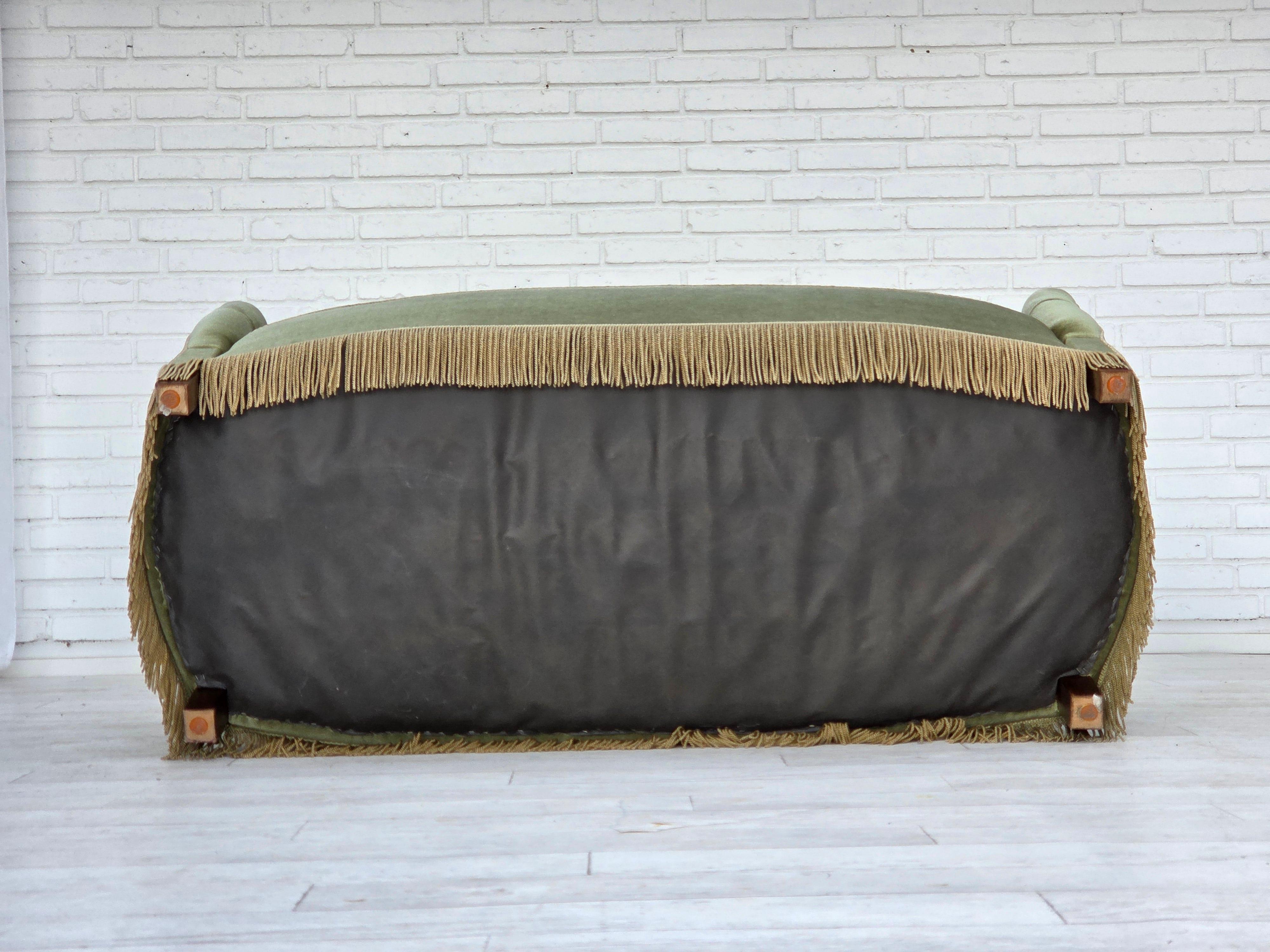 1960er Jahre, Dänisches 2-Sitzer-Sofa, hellgrüner Möbelvelours, Eschenholz. im Angebot 11