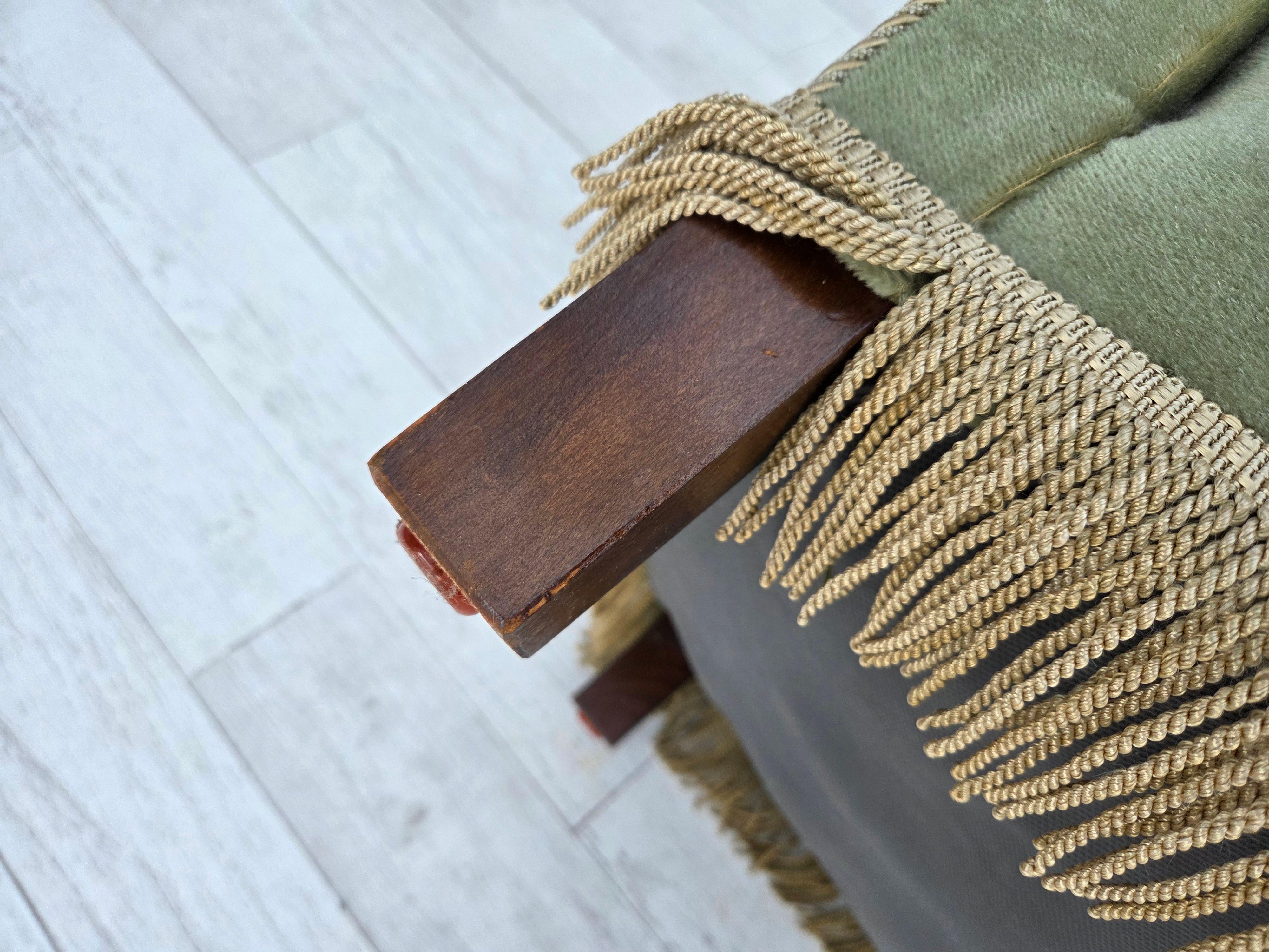 1960er Jahre, Dänisches 2-Sitzer-Sofa, hellgrüner Möbelvelours, Eschenholz. im Angebot 12