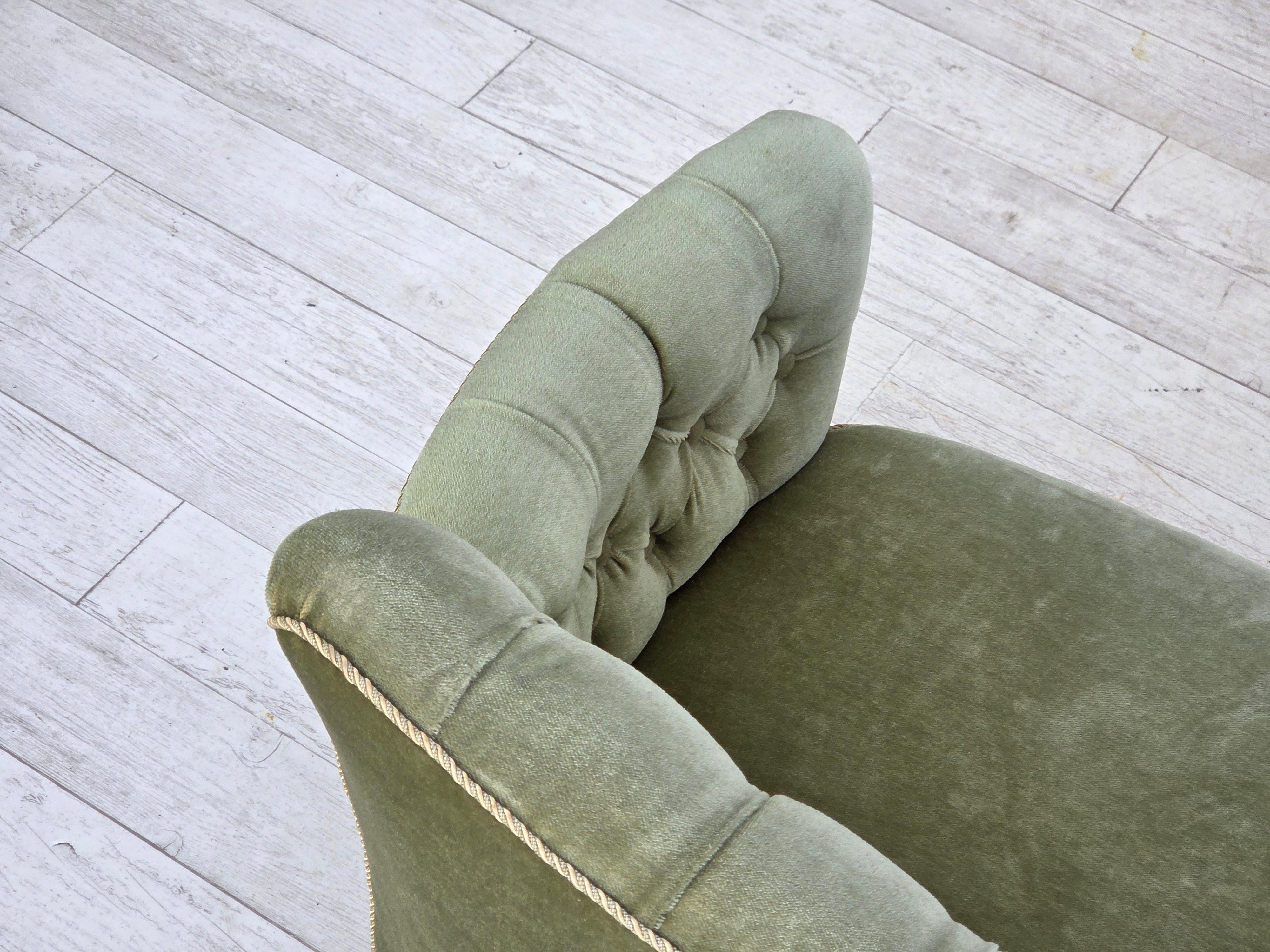 1960er Jahre, Dänisches 2-Sitzer-Sofa, hellgrüner Möbelvelours, Eschenholz. im Angebot 13