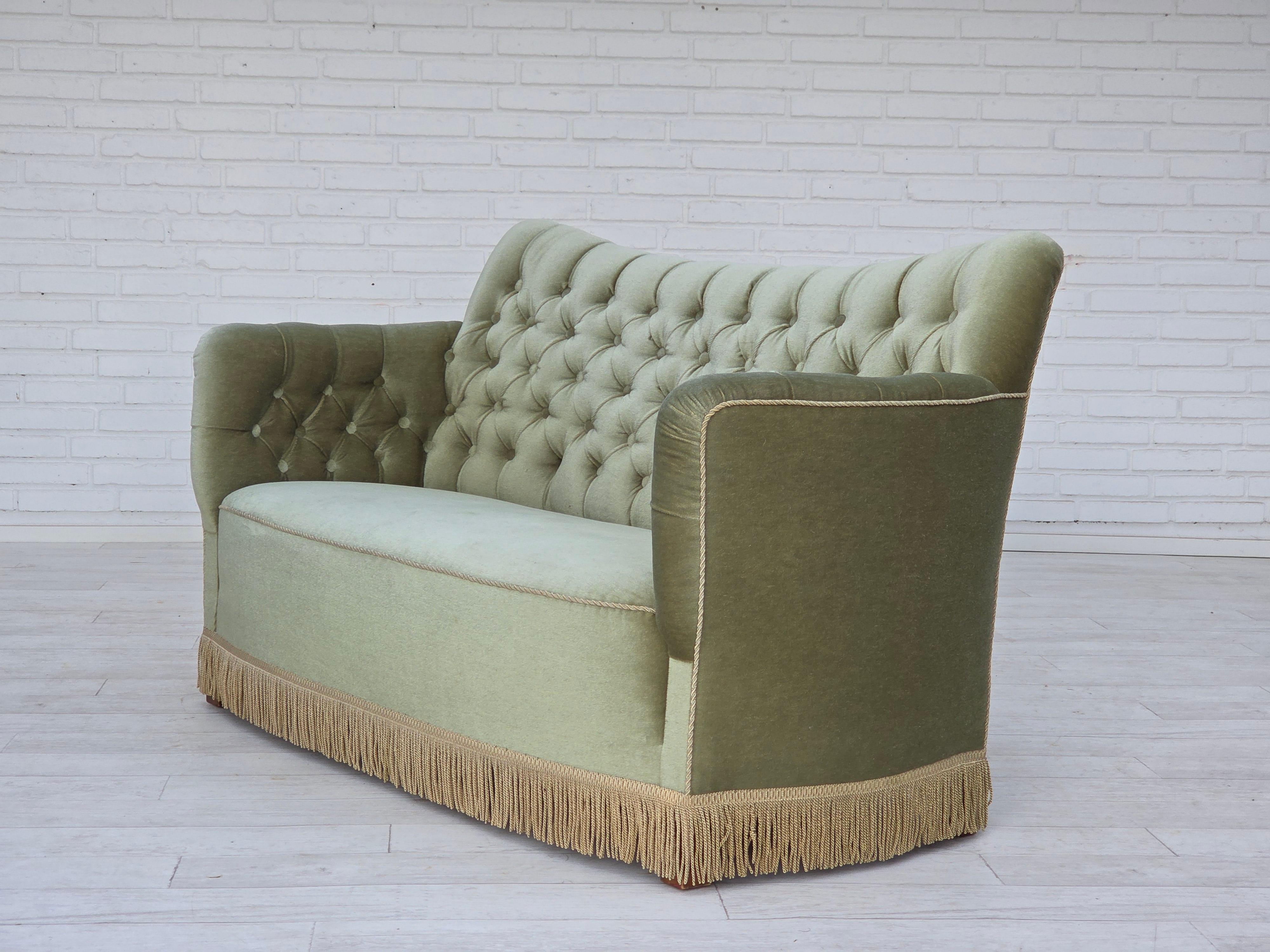1960er Jahre, Dänisches 2-Sitzer-Sofa, hellgrüner Möbelvelours, Eschenholz. im Angebot 14