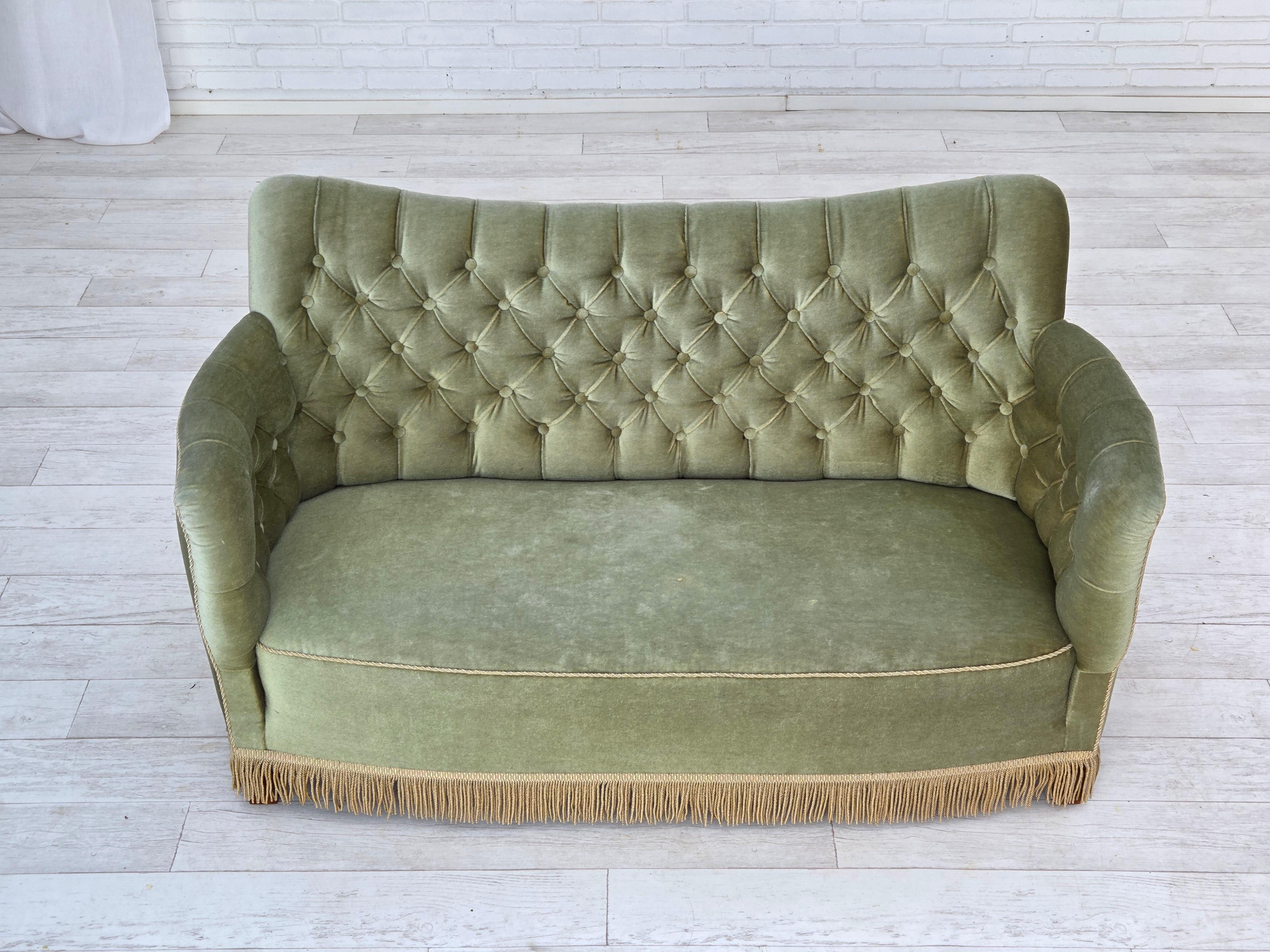 1960er Jahre, Dänisches 2-Sitzer-Sofa, hellgrüner Möbelvelours, Eschenholz. (Skandinavische Moderne) im Angebot