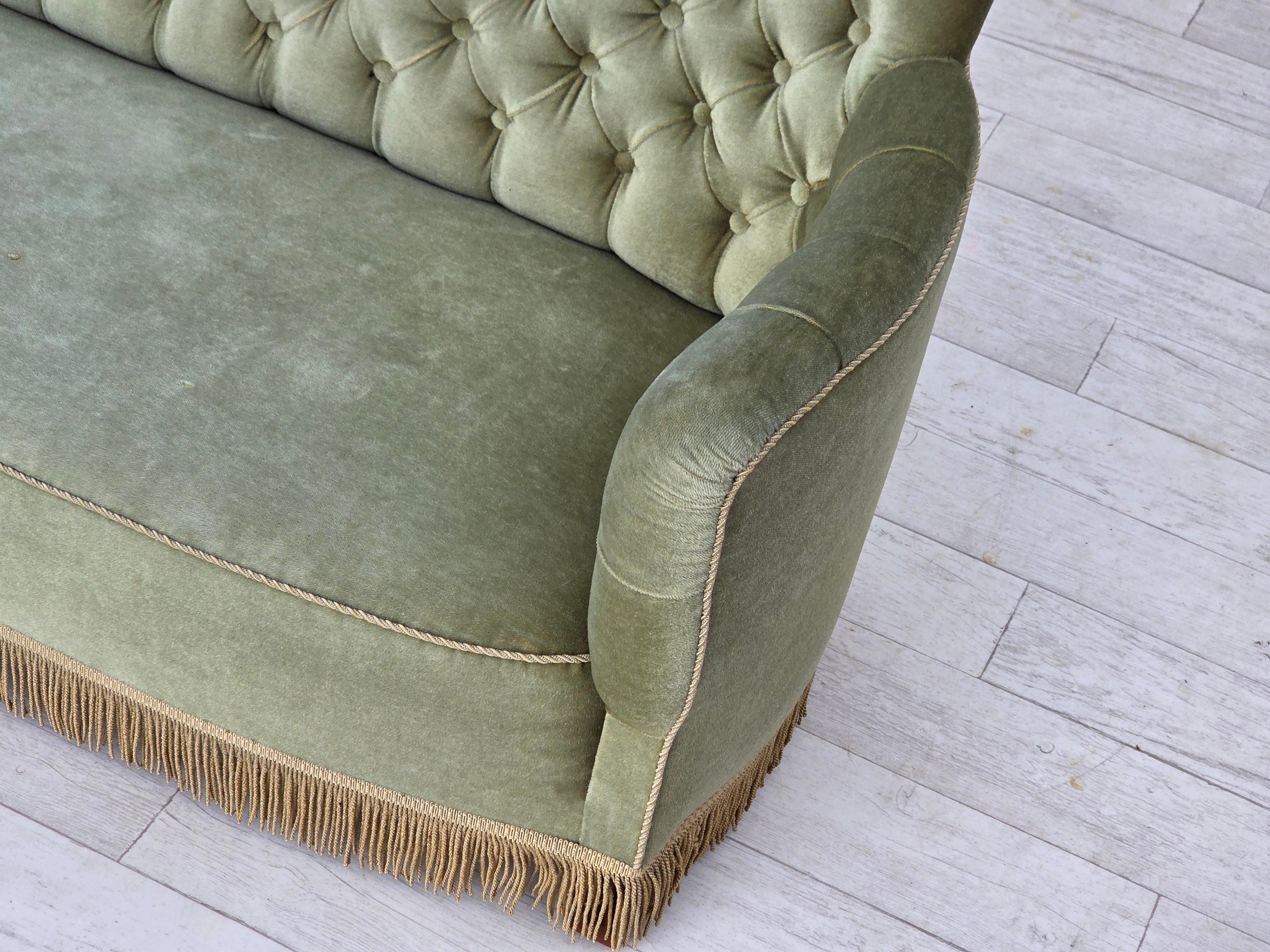 1960er Jahre, Dänisches 2-Sitzer-Sofa, hellgrüner Möbelvelours, Eschenholz. im Zustand „Gut“ im Angebot in Tarm, 82